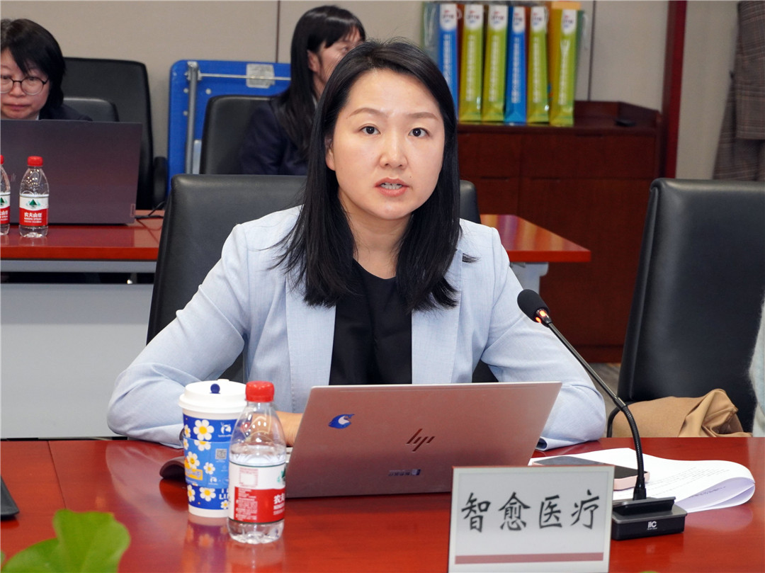圖片4：北京智愈醫(yī)療科技有限公司公共事務總監(jiān)羅覺勇進行企業(yè)介紹.jpg