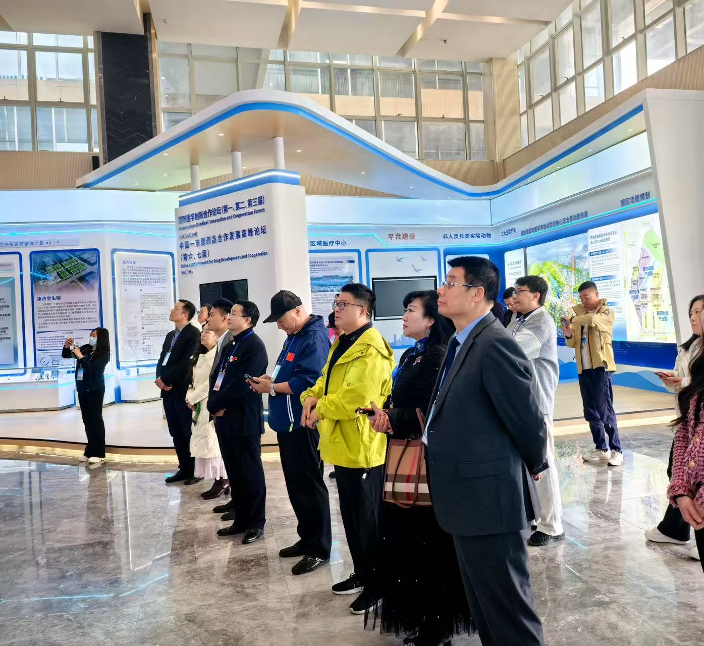 圖二、參觀考察防城港國際醫(yī)學(xué)試驗(yàn)區(qū)賦能中心（歐德琳 攝）.jpg