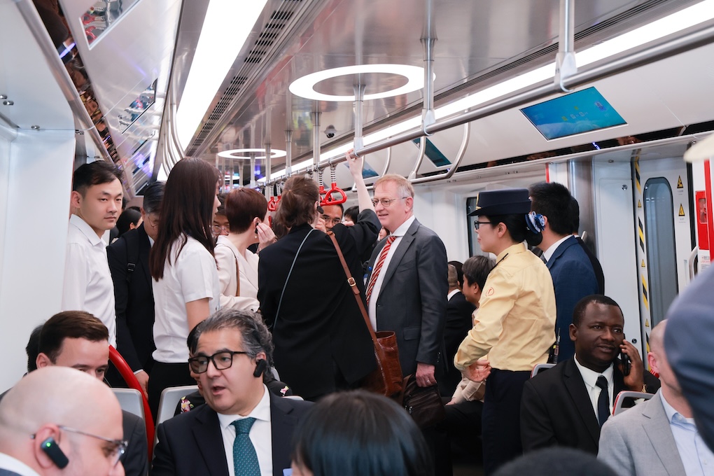 圖：外國駐穗領事官員及外國商會、企業(yè)代表體驗乘坐廣州地鐵18號線.jpg