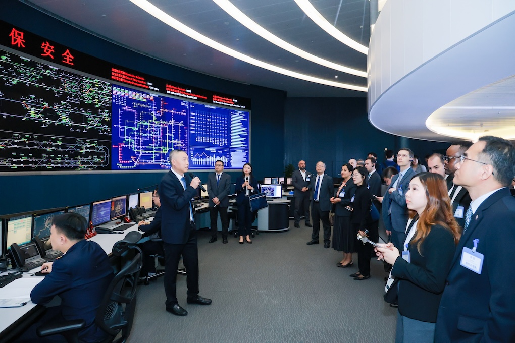 圖：外國駐穗領事官員及外國商會、企業(yè)代表聽取廣州地鐵線網(wǎng)運營指揮中心各功能模塊講解.jpg