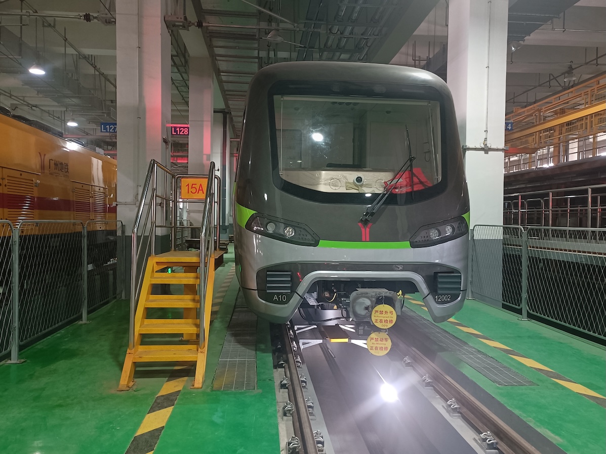 十二號(hào)線列車 張愛明攝.jpg