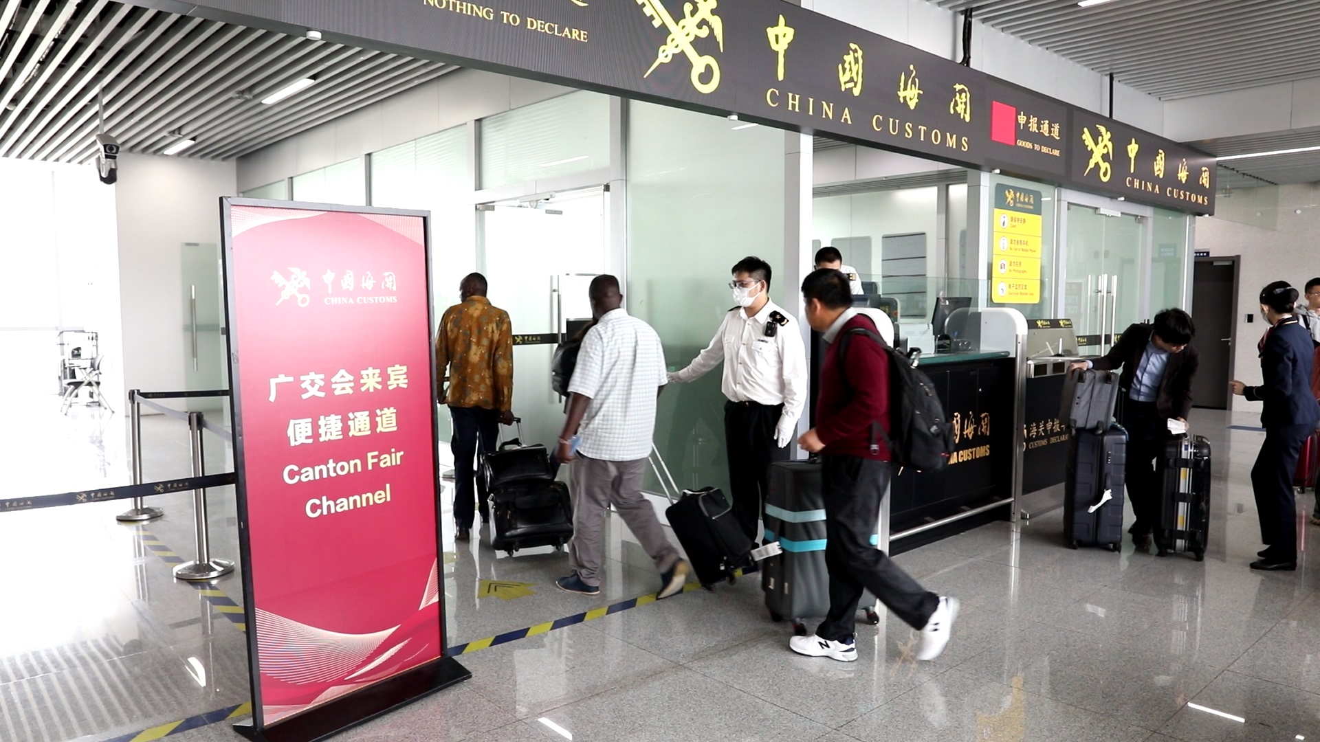 圖為：廣州海關(guān)所屬廣州會(huì)展中心海關(guān)在琶洲港澳客運(yùn)口岸設(shè)置廣交會(huì)來賓便捷通道，服務(wù)參展客商高效通關(guān) （麥東豪 攝）.jpg