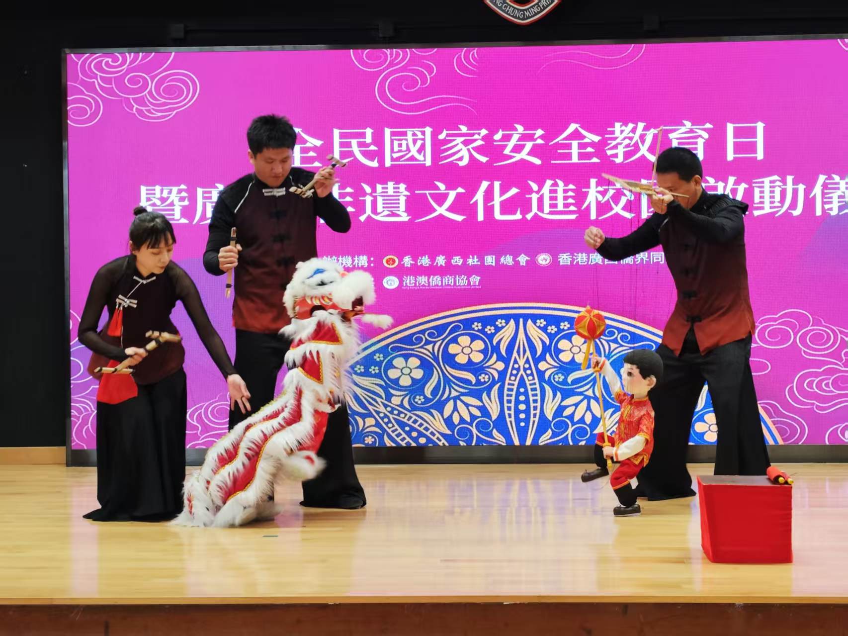 4、臺上有木偶表演。( 馮瀚文 攝).jpg