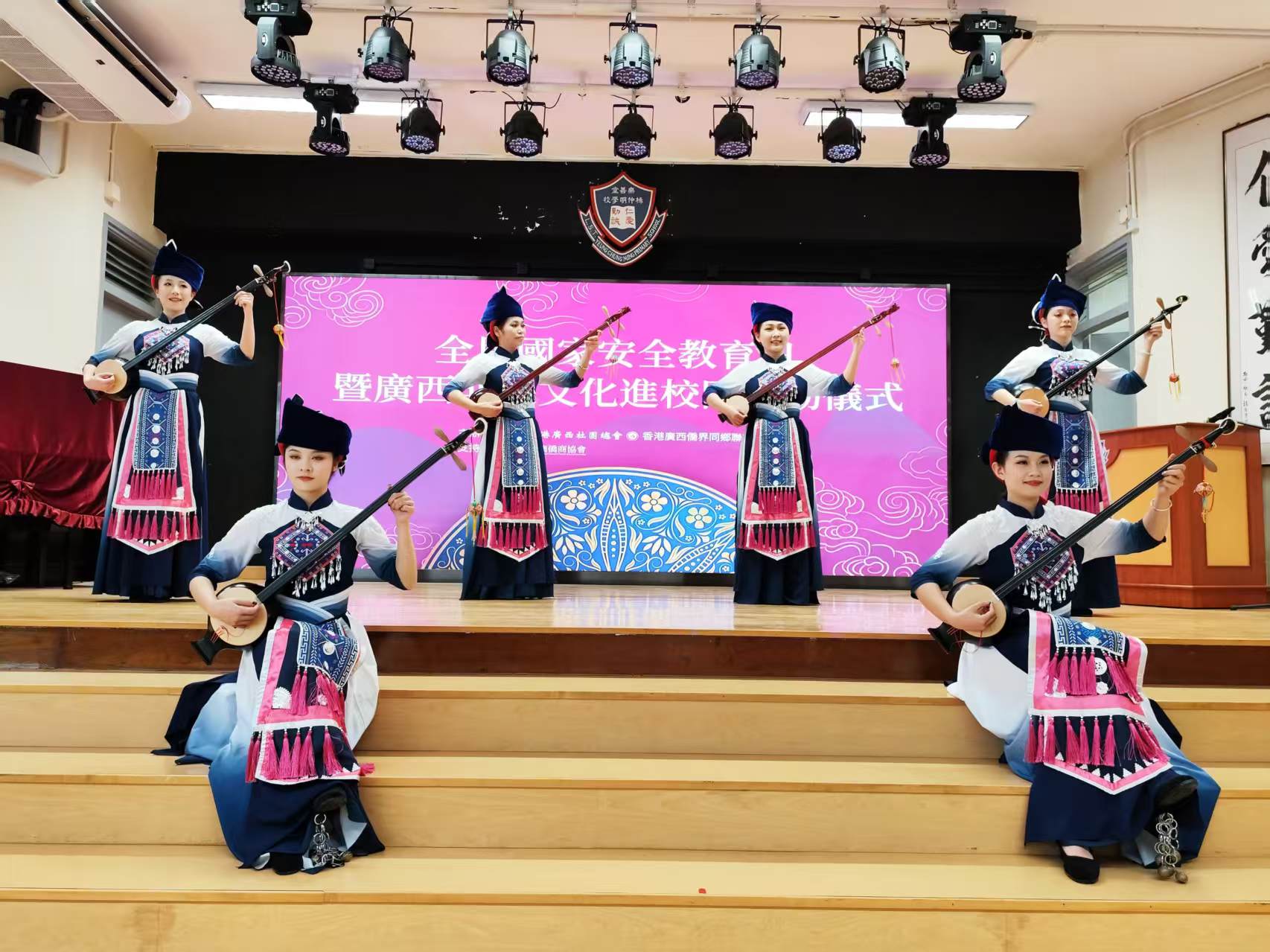 5、樂器天琴聯(lián)唱。( 馮瀚文 攝).jpg