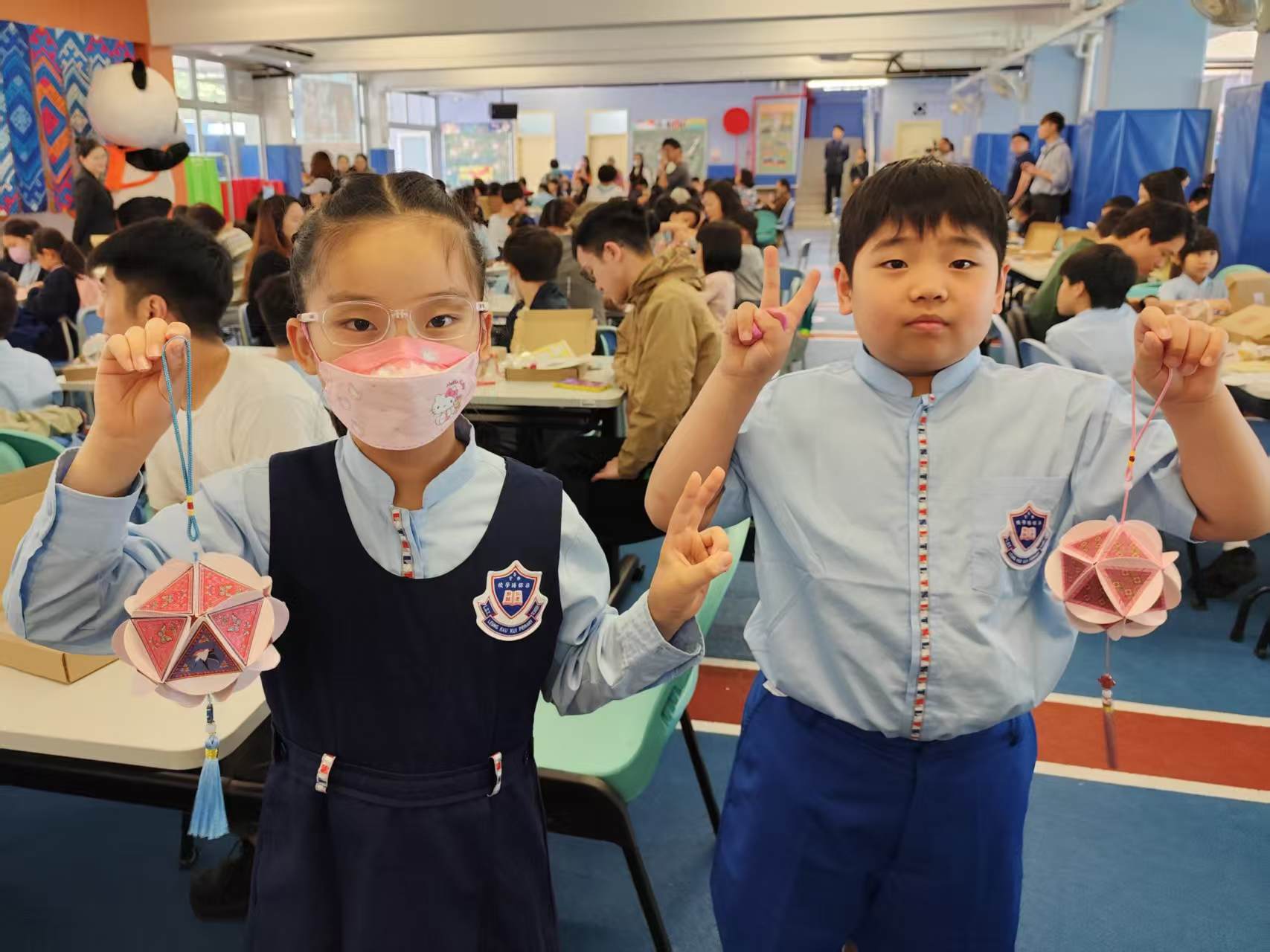 6、學(xué)生們親自製作繡球。( 馮瀚文 攝).jpg