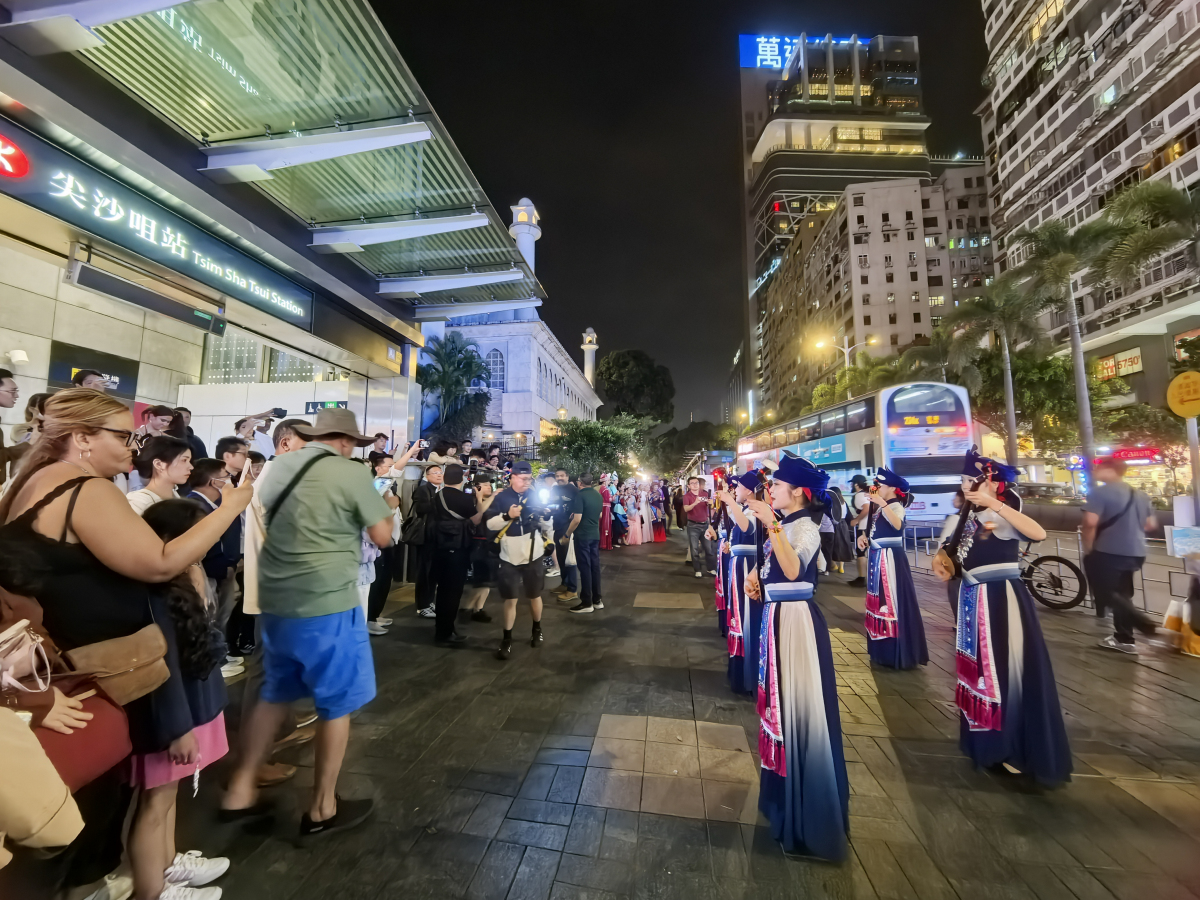 廣西精彩的歌舞吸引眾多香港市民及游客觀賞。.jpg