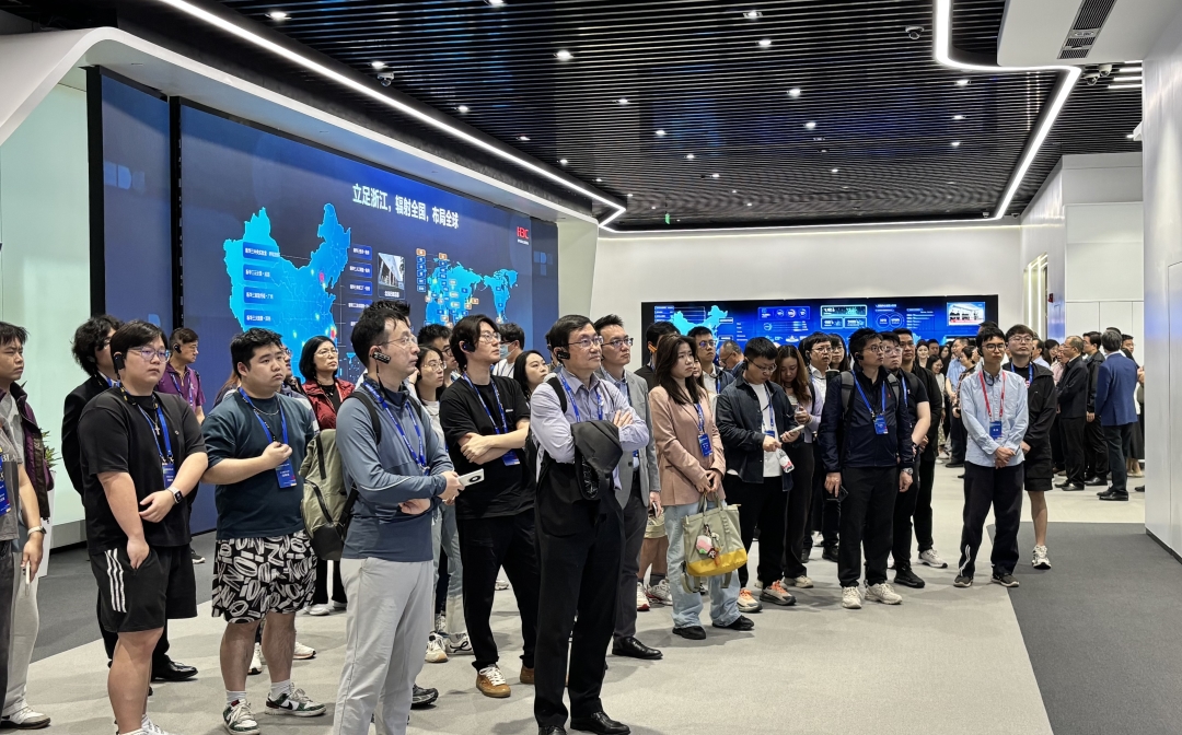 圖1圖說(shuō)：港澳青年參訪杭州特色科創(chuàng)企業(yè)和平臺(tái).jpg