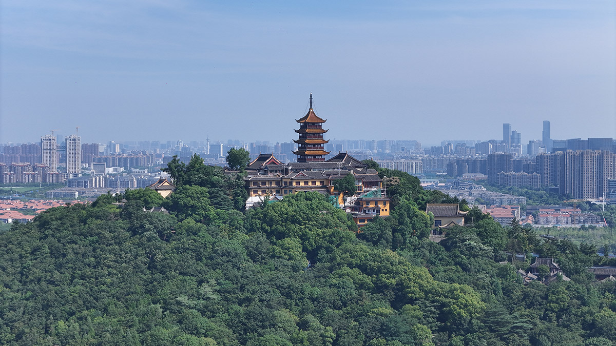 2 中國(guó)佛教八小名山之首的狼山（趙振華攝）.jpg