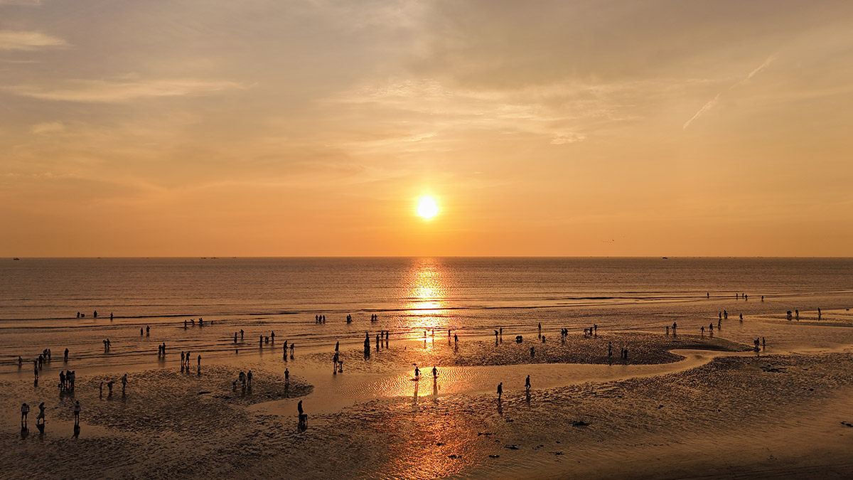 3 南通啟東是江蘇最早迎接日出的地方，長(zhǎng)江、東海和黃海三面環(huán)繞。（趙振華攝）.jpg
