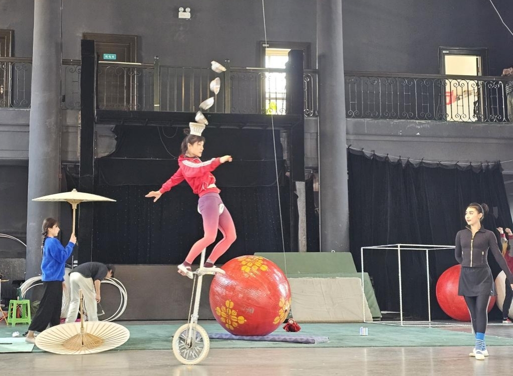 圖說一 國(guó)家一級(jí)演員高源“大球高車踢碗”，解構(gòu)東方美學(xué)的動(dòng)態(tài)方程式.jpg