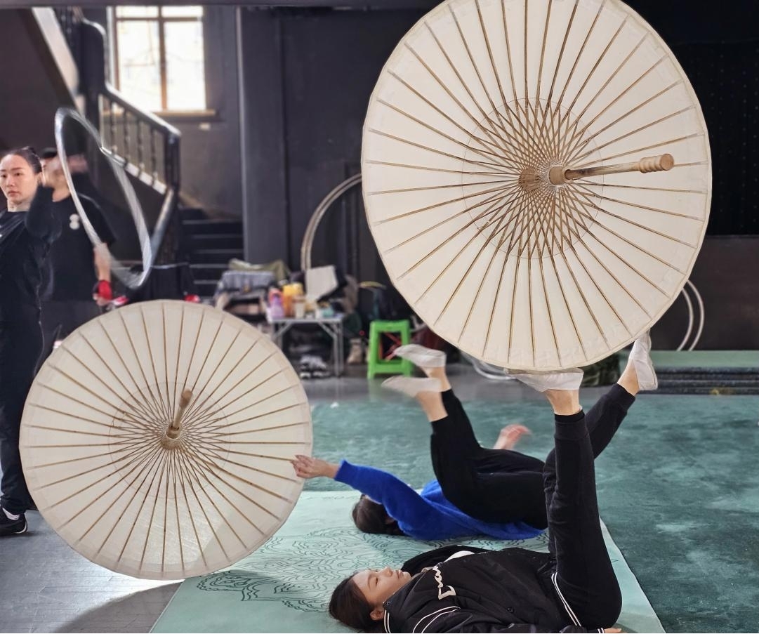 圖說二 「蹬傘」動(dòng)作中，通過仰臥姿勢(shì)用腳尖控制傘的前後翻滾.jpg
