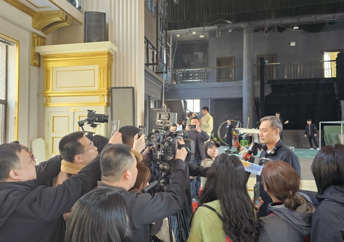 圖說三 長(zhǎng)春市雜技團(tuán)團(tuán)長(zhǎng)王志明正在接受記者採(cǎi)訪.jpg