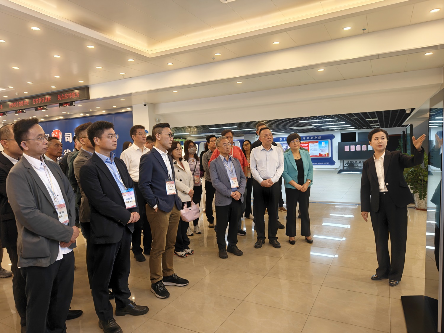圖三、代表團(tuán)參觀玉林市公共法律服務(wù)中心（陳泉宗 攝）.jpg