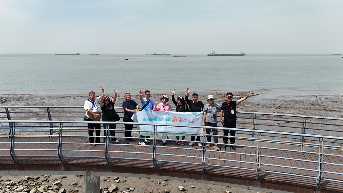 圖2：香港旅遊業(yè)界高層一行在五山地區(qū)濱江片區(qū)考察。.jpg
