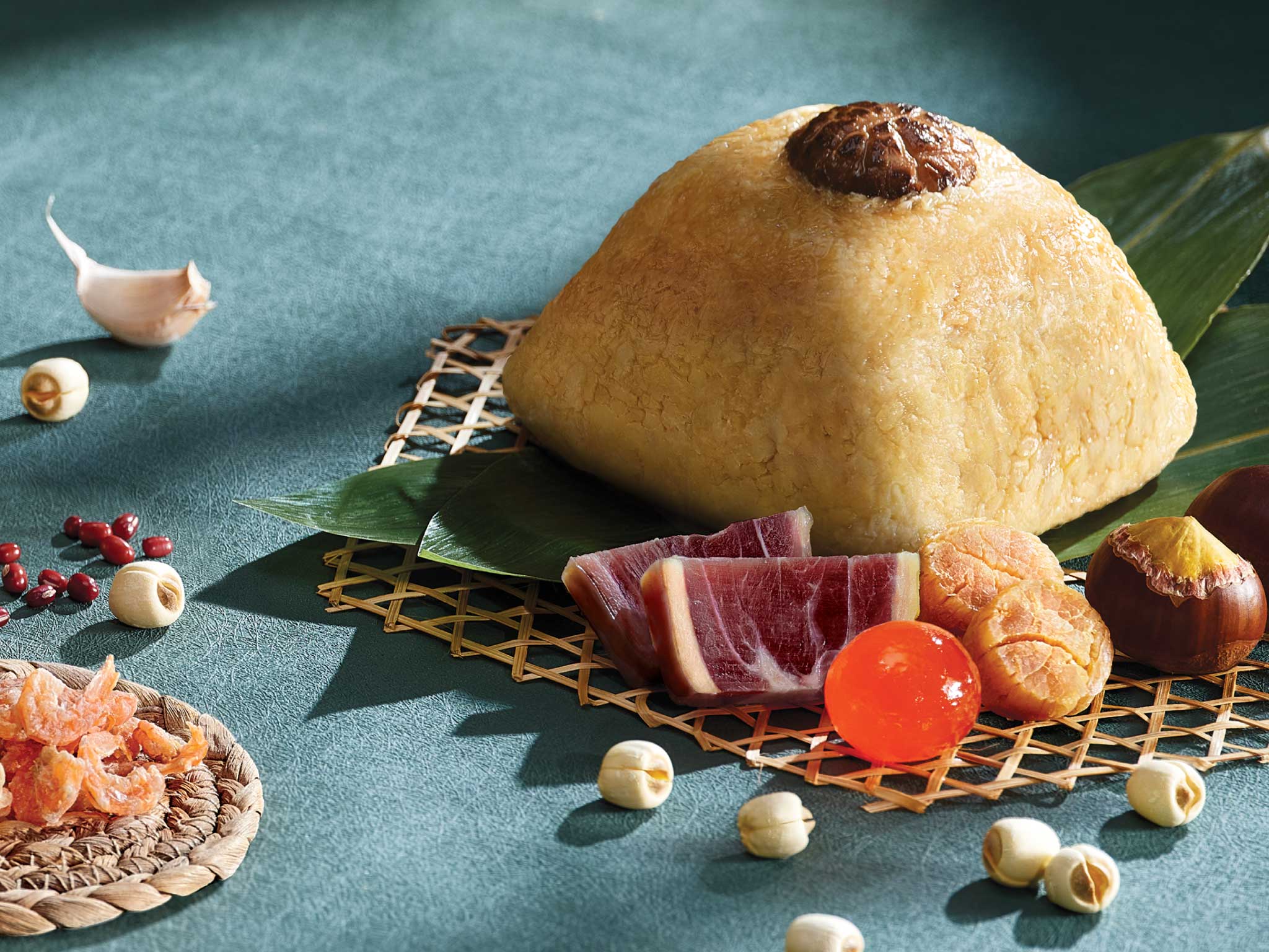 Kee Wah Rice Dumpling_雙黃金華火腿瑤柱裹蒸粽mood shot.jpg