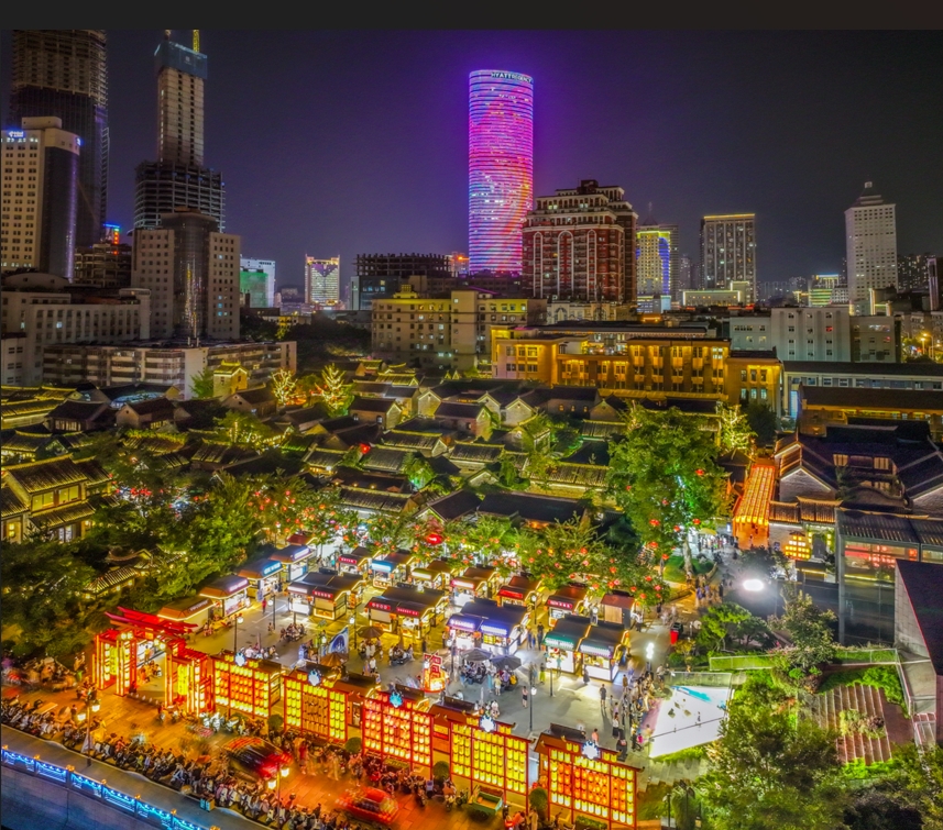 圖1： 在戶部山 - 回龍窩歷史文化街區(qū)，西楚霸王項羽 「秋風(fēng)戲馬」 的故地旁，中醫(yī)奶茶店與非遺手作館比鄰而立 （徐州市文廣旅局供圖）.png