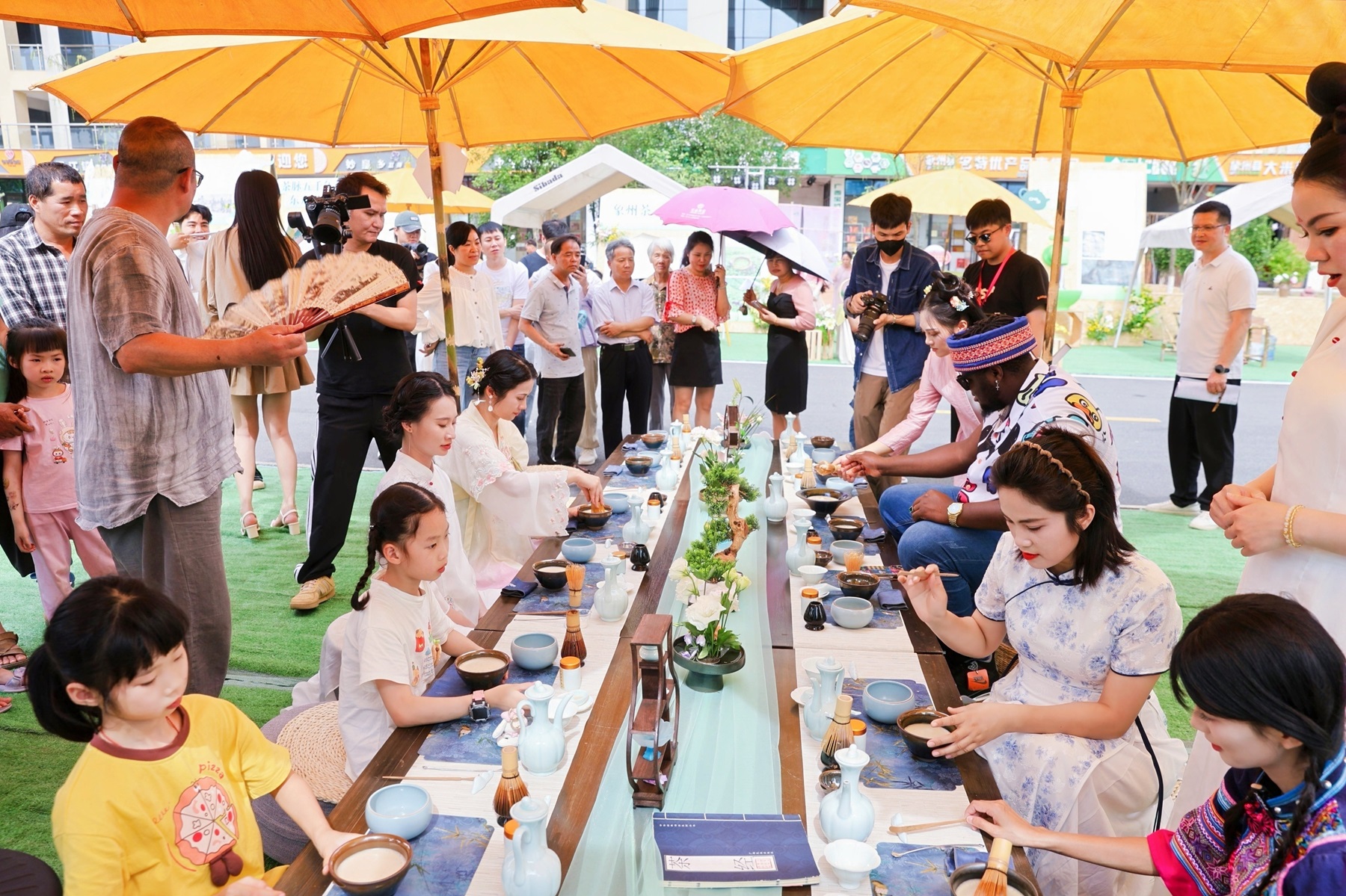 圖四、游客在象州茶肆活動中體驗宋代點茶.jpg