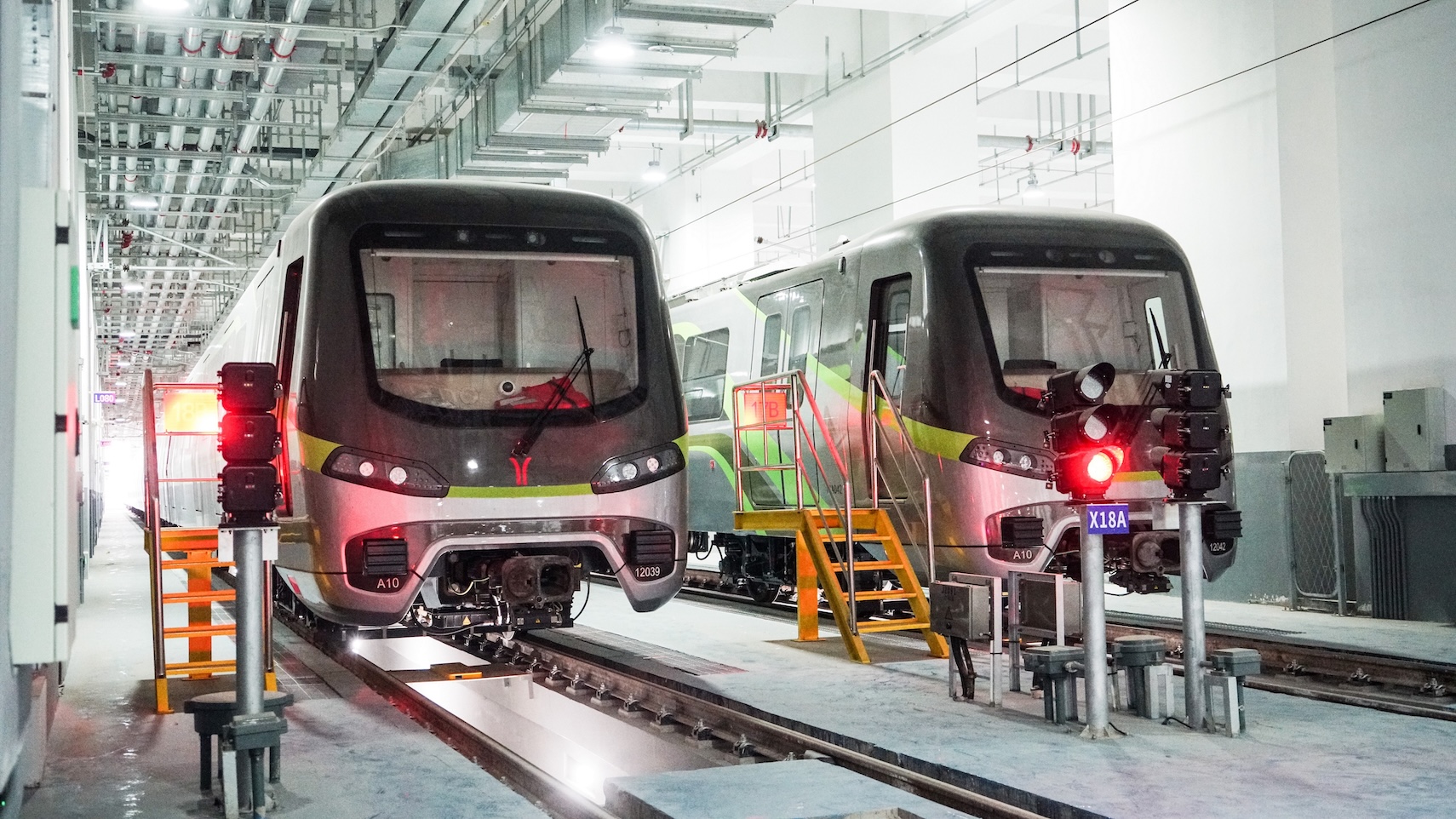 2、十二號(hào)線列車 張愛明攝.jpg