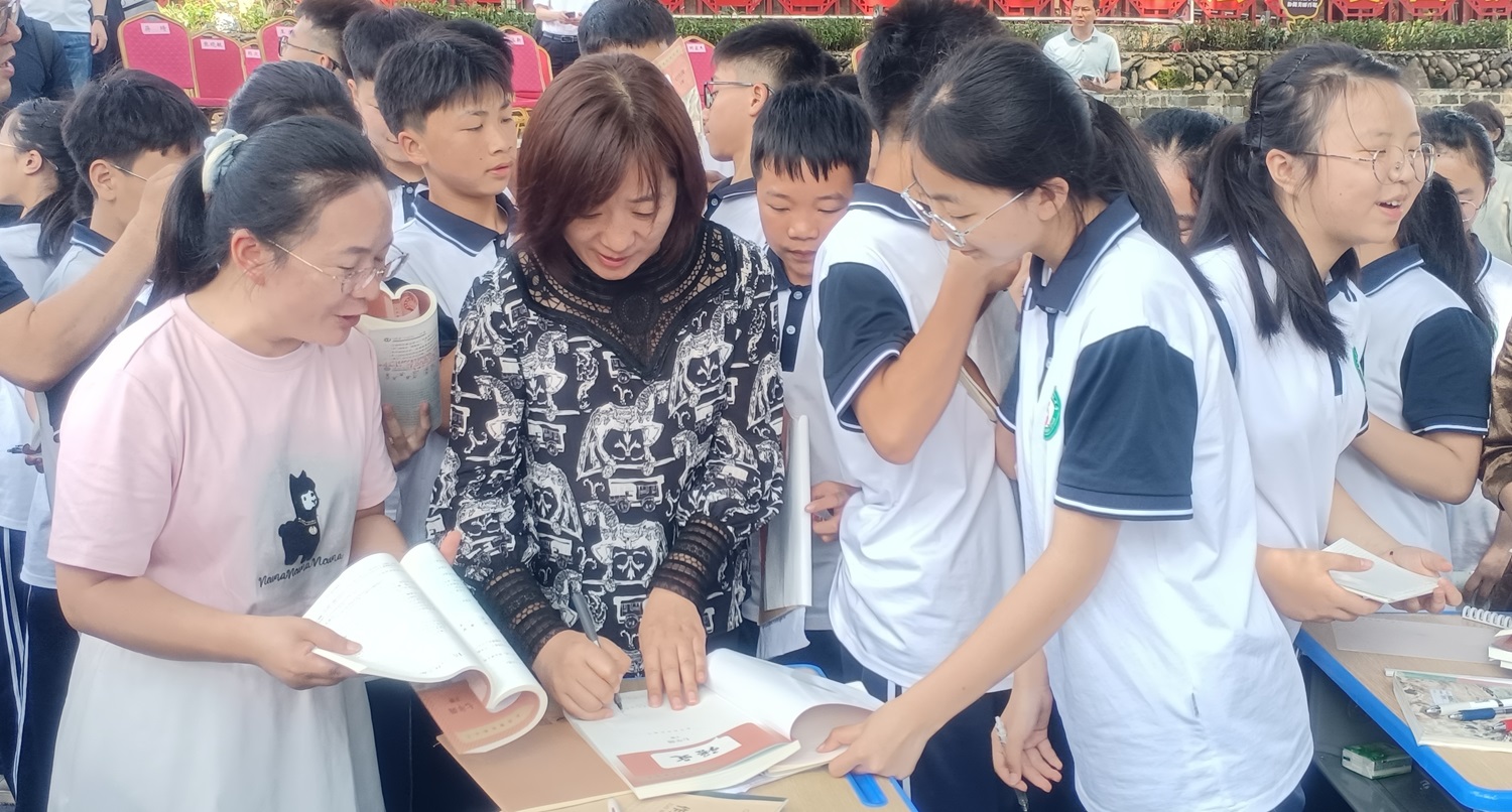 圖三、《青春之光》作者祝紅蕾現(xiàn)場(chǎng)為學(xué)生們簽名 黎堅(jiān) 攝.jpg