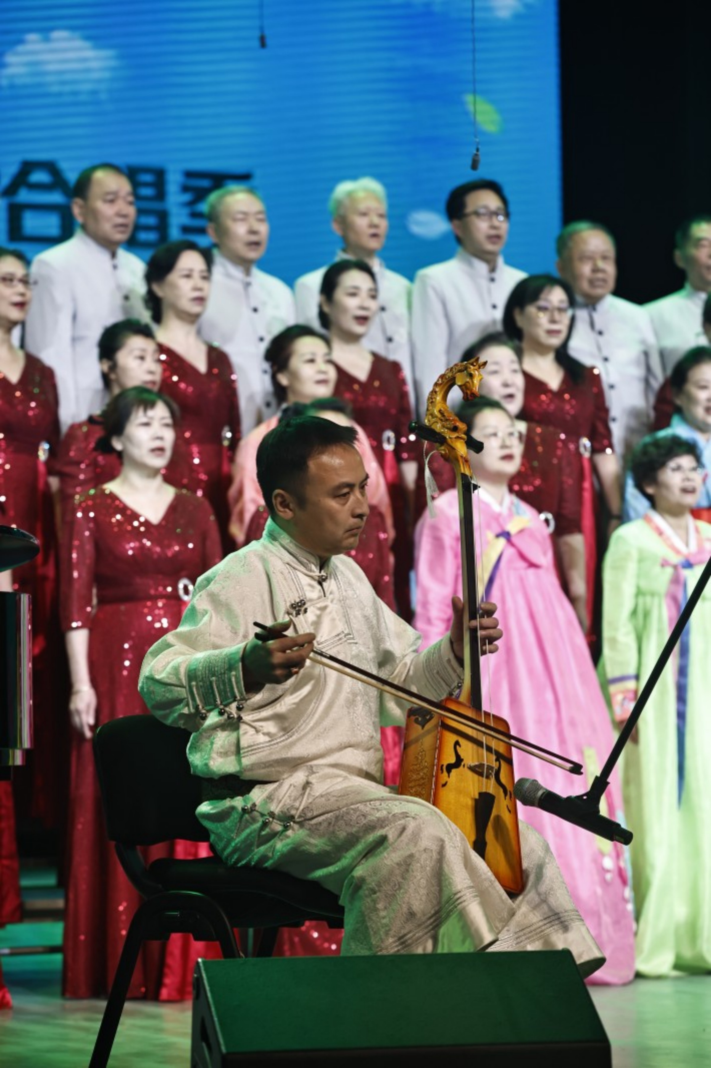 圖四：前郭歌舞團馬頭琴首席班布爾加盟為合唱團伴奏.jpg