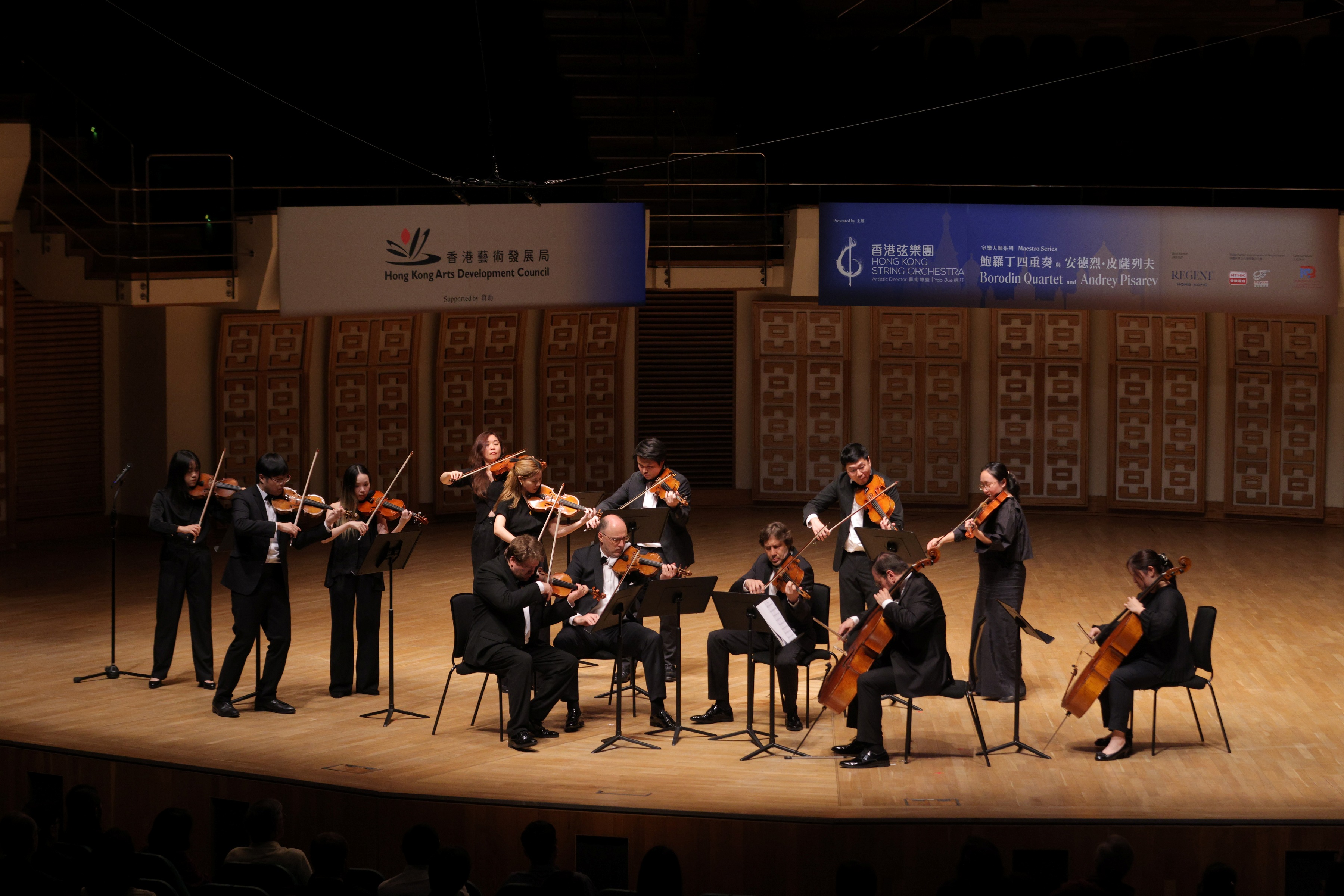 鮑羅丁四重奏與香港弦樂團的樂手一同演出。.JPG