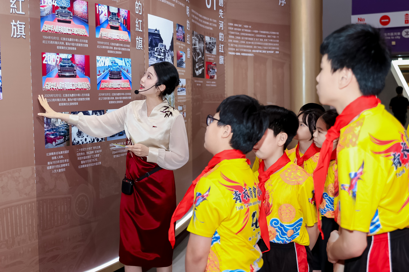 圖說一：在中國一汽紅旗品牌愛國主義教育展區(qū)，解說員正在進(jìn)行展板內(nèi)容介紹.jpg