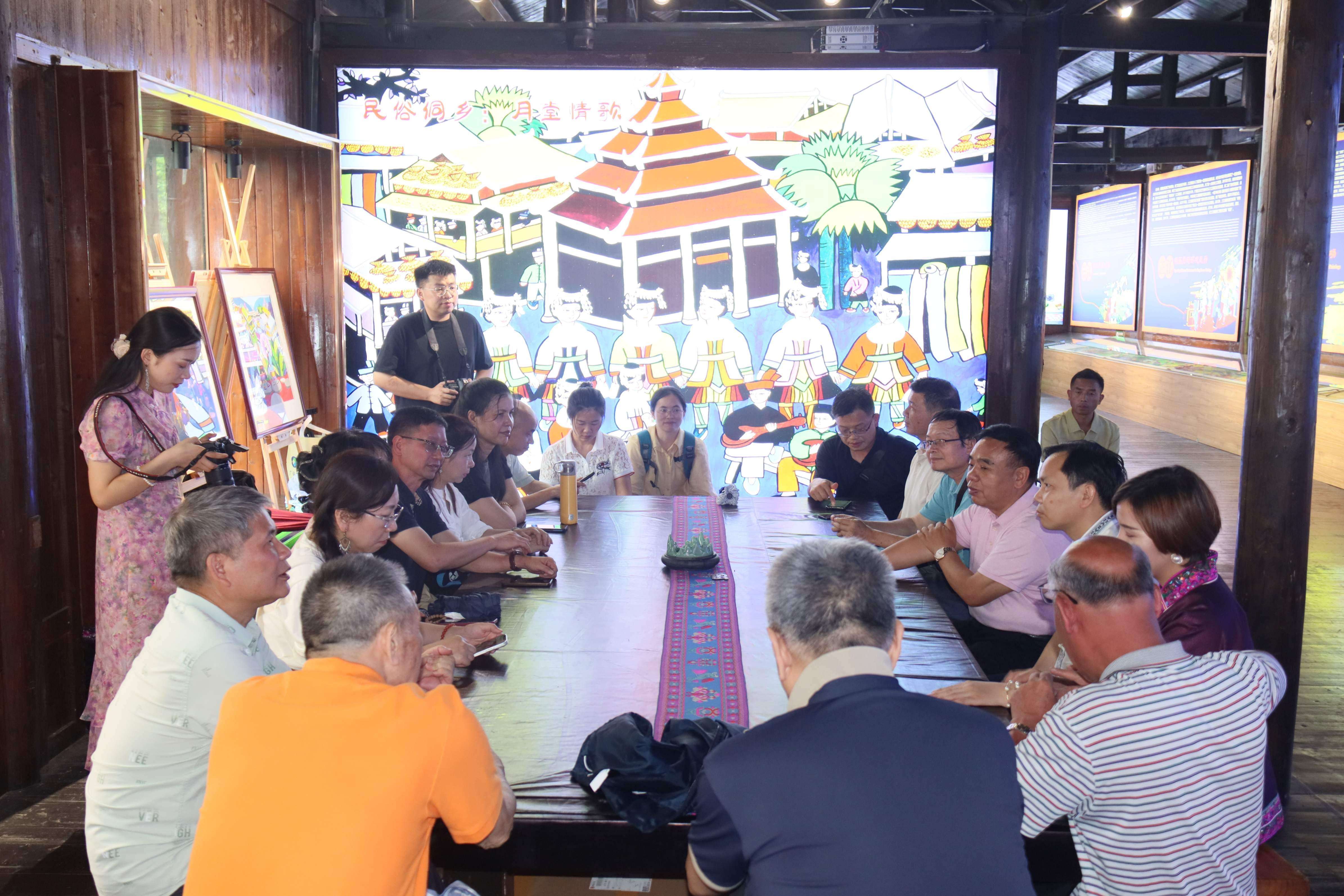 作家們在侗畫博物館交流座談（謝子聰 攝）.jpg