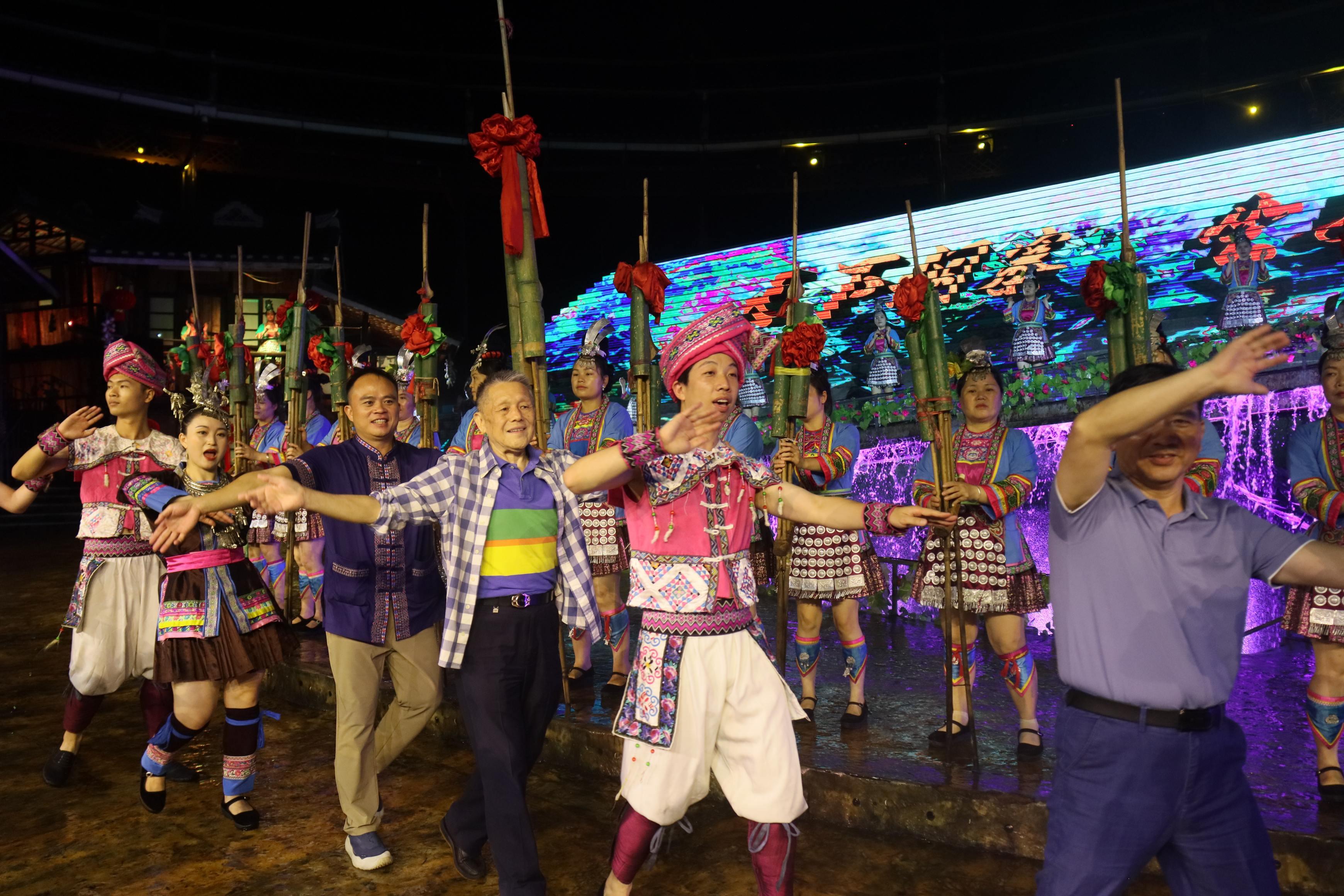 作家們一起跳多耶舞 （楊春妮 攝）.jpg