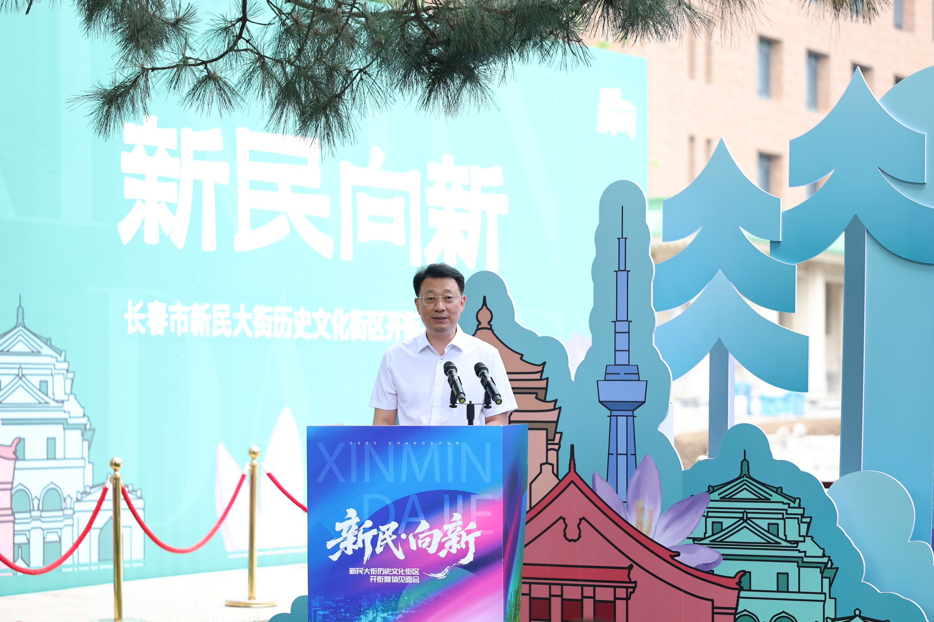 圖說(shuō)二:長(zhǎng)春市文廣旅局副局長(zhǎng)金勇在發(fā)布會(huì)上介紹 拍攝王強(qiáng).jpg