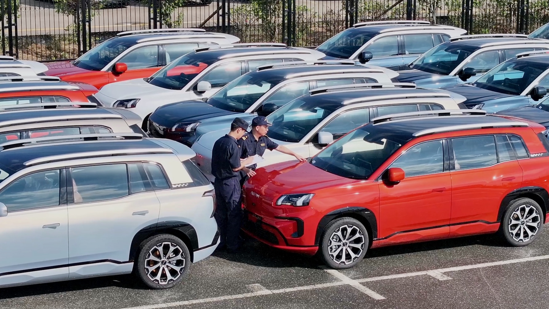 2、廣州海關(guān)所屬南沙海關(guān)關(guān)員對(duì)即將出口至香港地區(qū)的國(guó)產(chǎn)新能源汽車進(jìn)行監(jiān)管（馬寅棟攝）.jpg