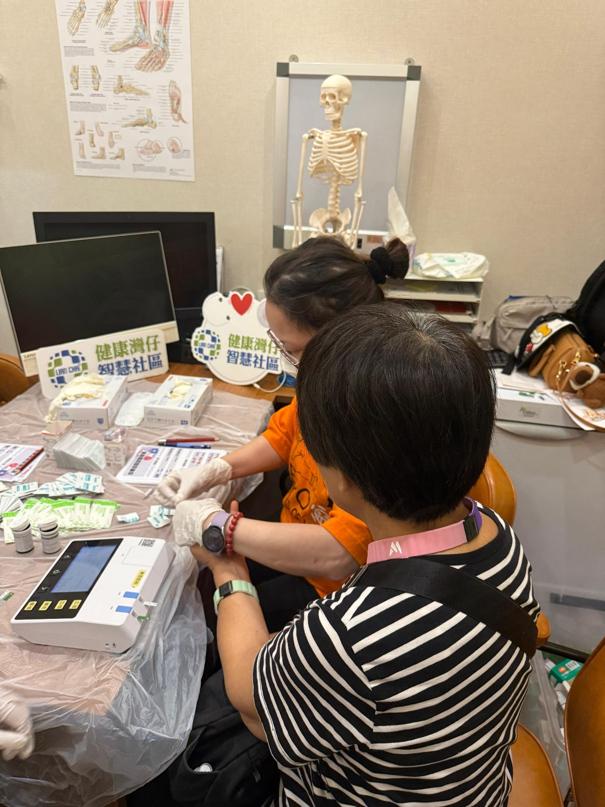 05 灣仔市民在活動(dòng)中檢查血脂，尿酸和血糖指數(shù)。.jpg