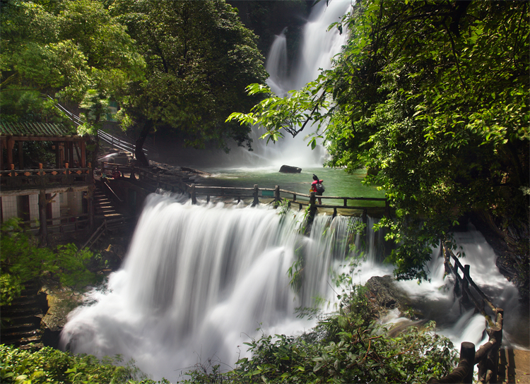 鼎湖飛瀑  攝影：梁志強(qiáng)  必用.jpg