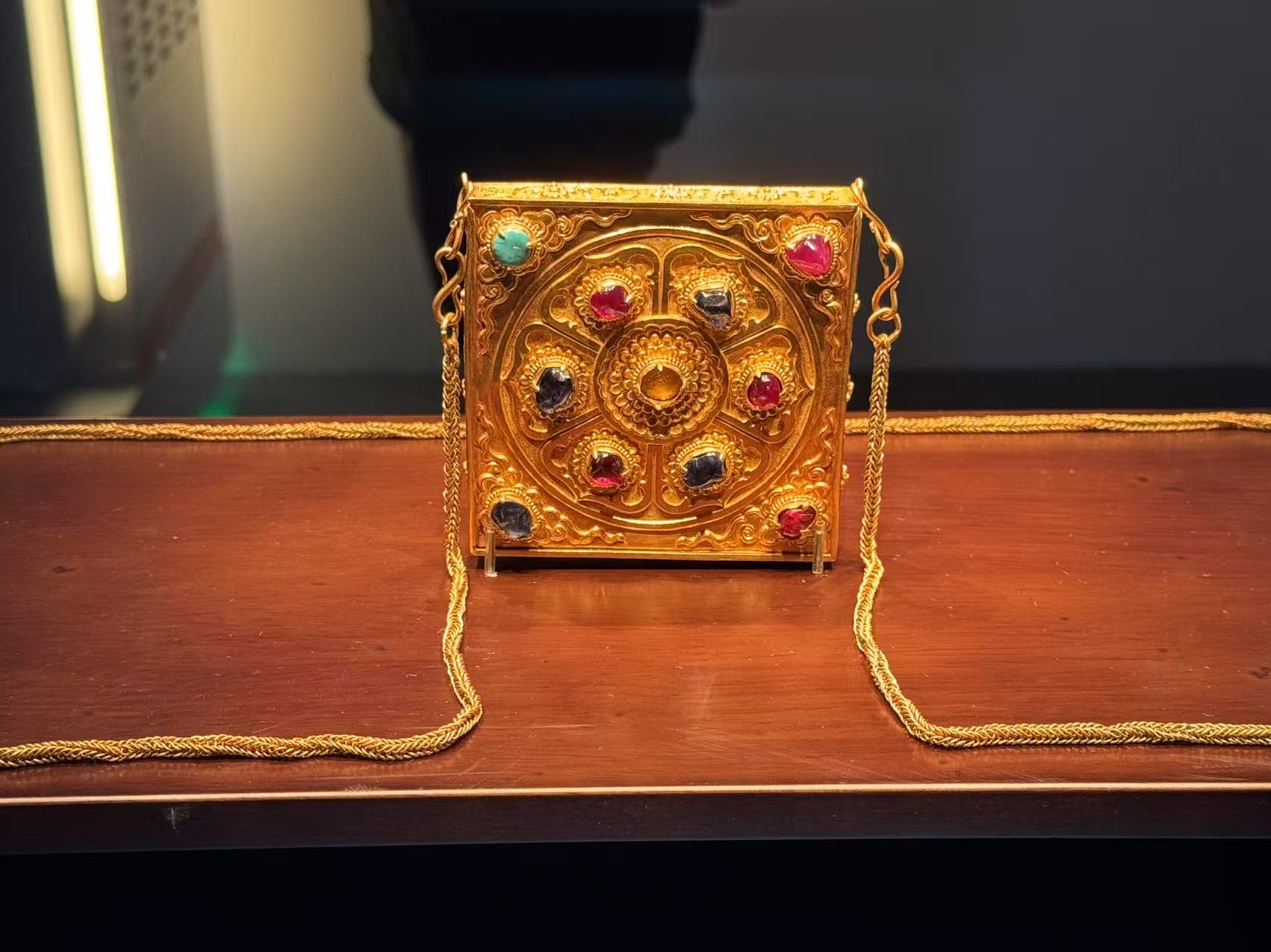 圖一：明嵌寶石金盒（張然攝）.jpg