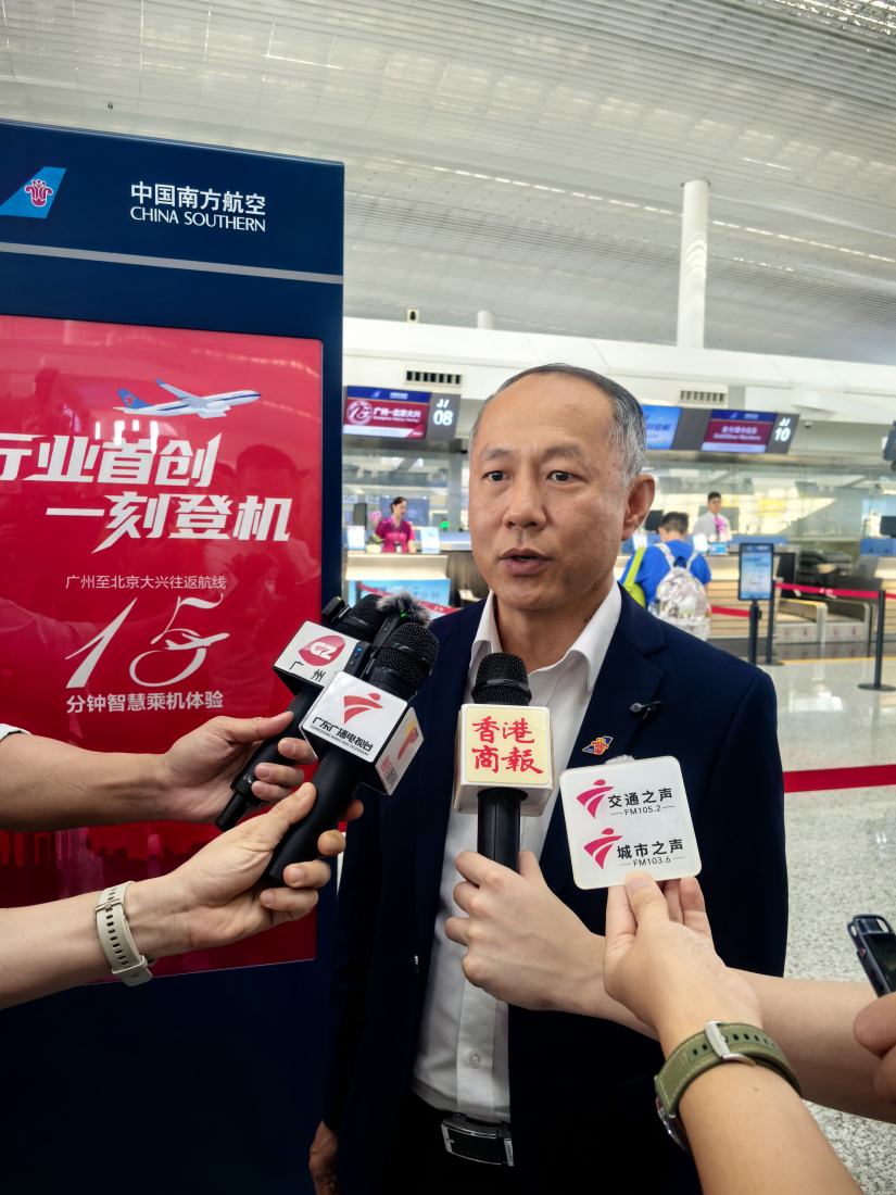 6、南航地服部副總經(jīng)理金杰接受媒體採(cǎi)訪.jpg