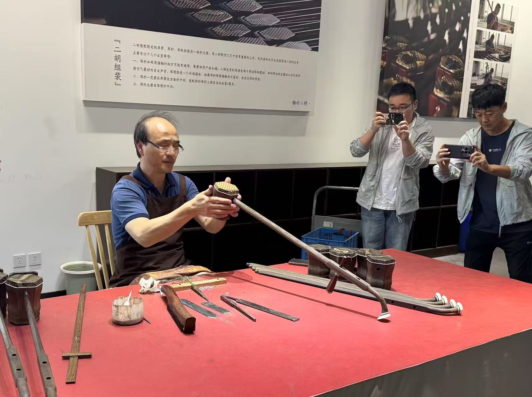 圖一：記者拍攝二胡製作過程.jpg