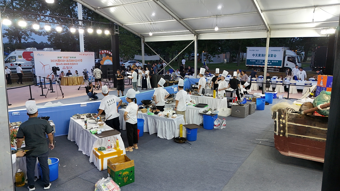 圖2：七支如東本土餐飲團(tuán)隊(duì)同臺(tái)競(jìng)技，以文蛤、竹蟶、鯧魚、泥螺、黃魚、梭子蟹六種本地特色海鮮食材，現(xiàn)場(chǎng)烹製風(fēng)味各異的佳餚。.jpg