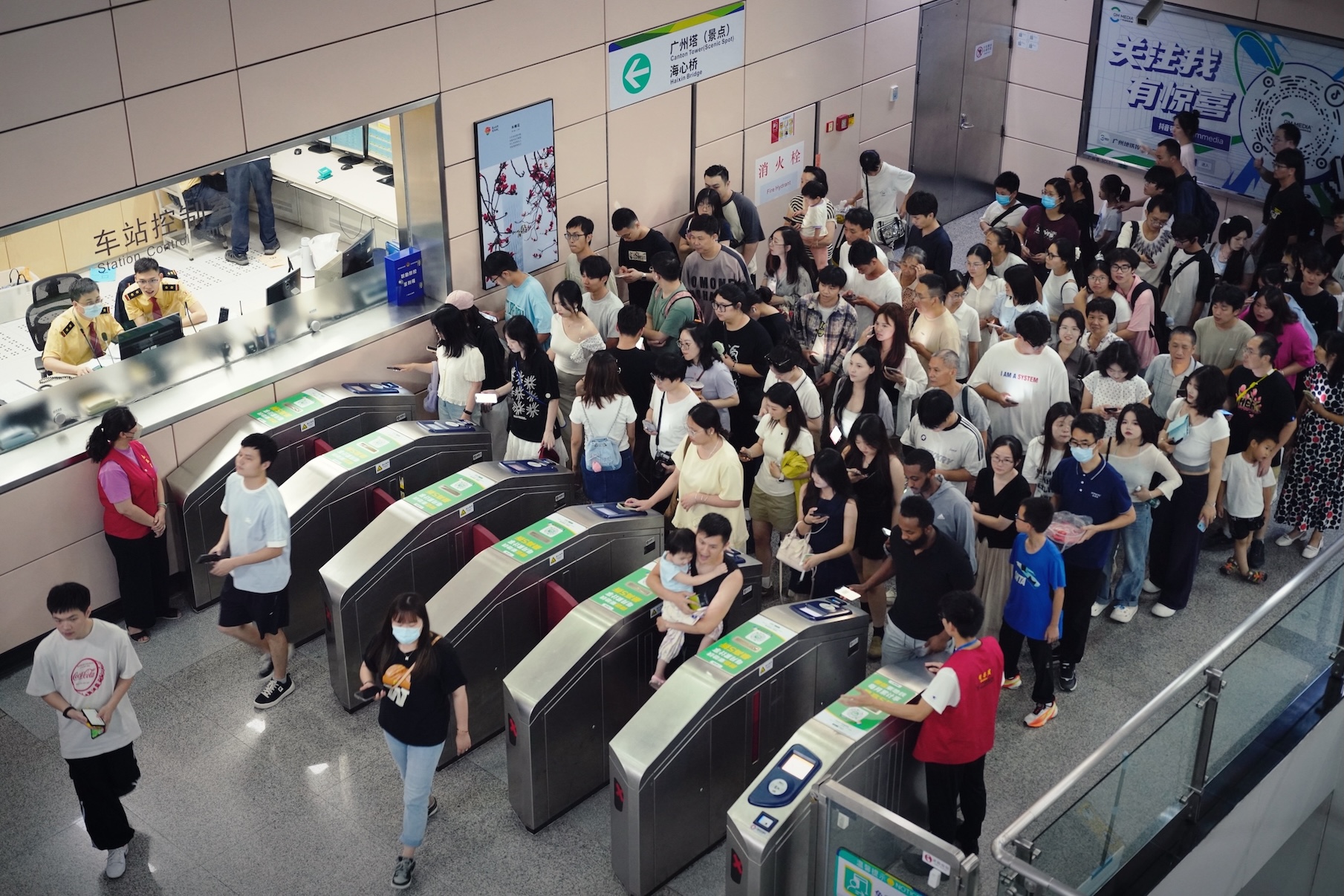 廣州地鐵線網(wǎng)迎來(lái)工作日常態(tài)化千萬(wàn)客流。袁彥昌_攝.jpg