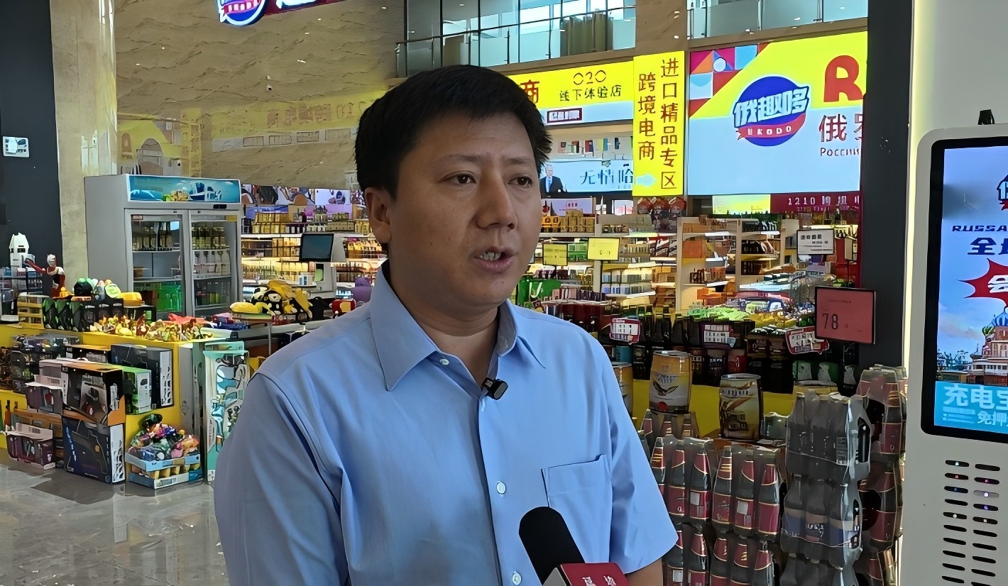 圖說(shuō)一：琿春跨境電商綜合試驗(yàn)區(qū) 電商業(yè)務(wù)負(fù)責(zé)人李金海向本報(bào)記者介紹了琿春跨境電商發(fā)展情況.jpg