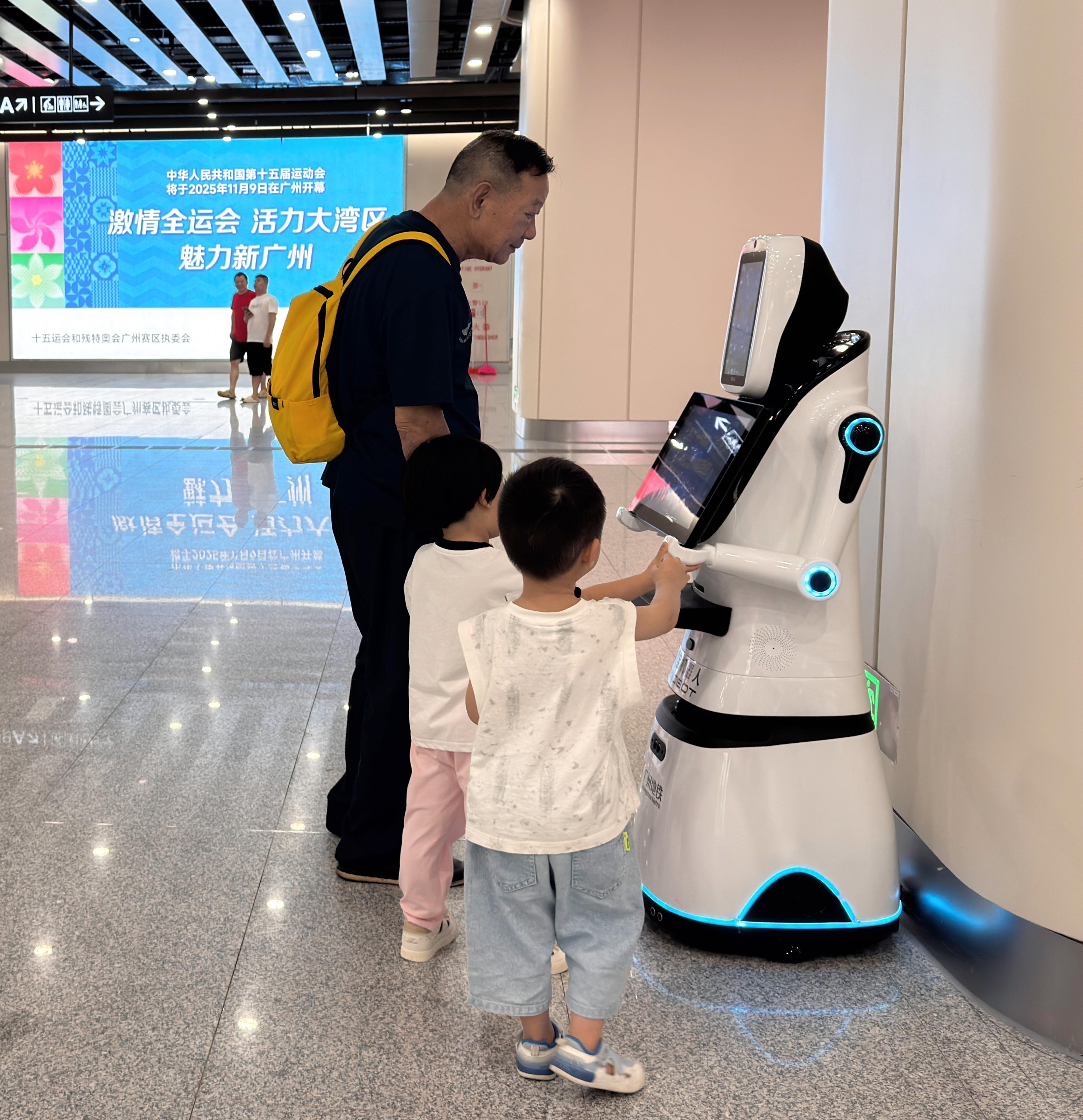 “五羊”智能機器人亮相廣州白雲(yún)站 廖旭娟攝 (2).jpg