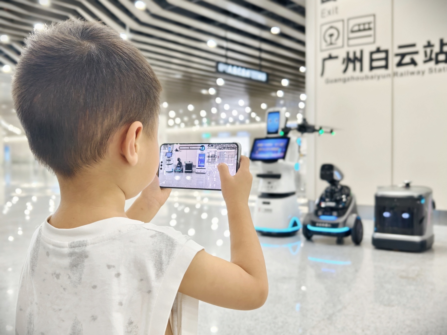 “五羊”智能機器人亮相廣州白云站 廖旭娟攝.jpg