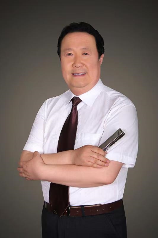 圖3：哈爾濱口琴會(huì)會(huì)長(zhǎng)、黑龍江省音樂(lè)家協(xié)會(huì)會(huì)員、中國(guó)社會(huì)藝術(shù)協(xié)會(huì)口琴專業(yè)委員會(huì)副秘書長(zhǎng)馬立明 受訪者供圖.jpg