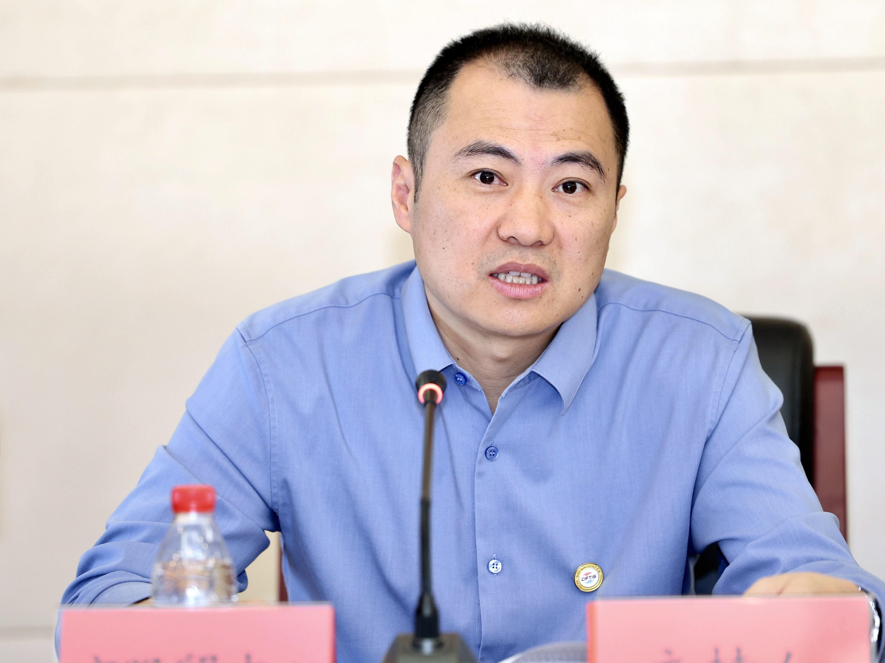 圖片2： 北京市國際服務(wù)貿(mào)易事務(wù)中心副主任殷亮介紹2025年服貿(mào)會創(chuàng)新技術(shù)亮點.jpg