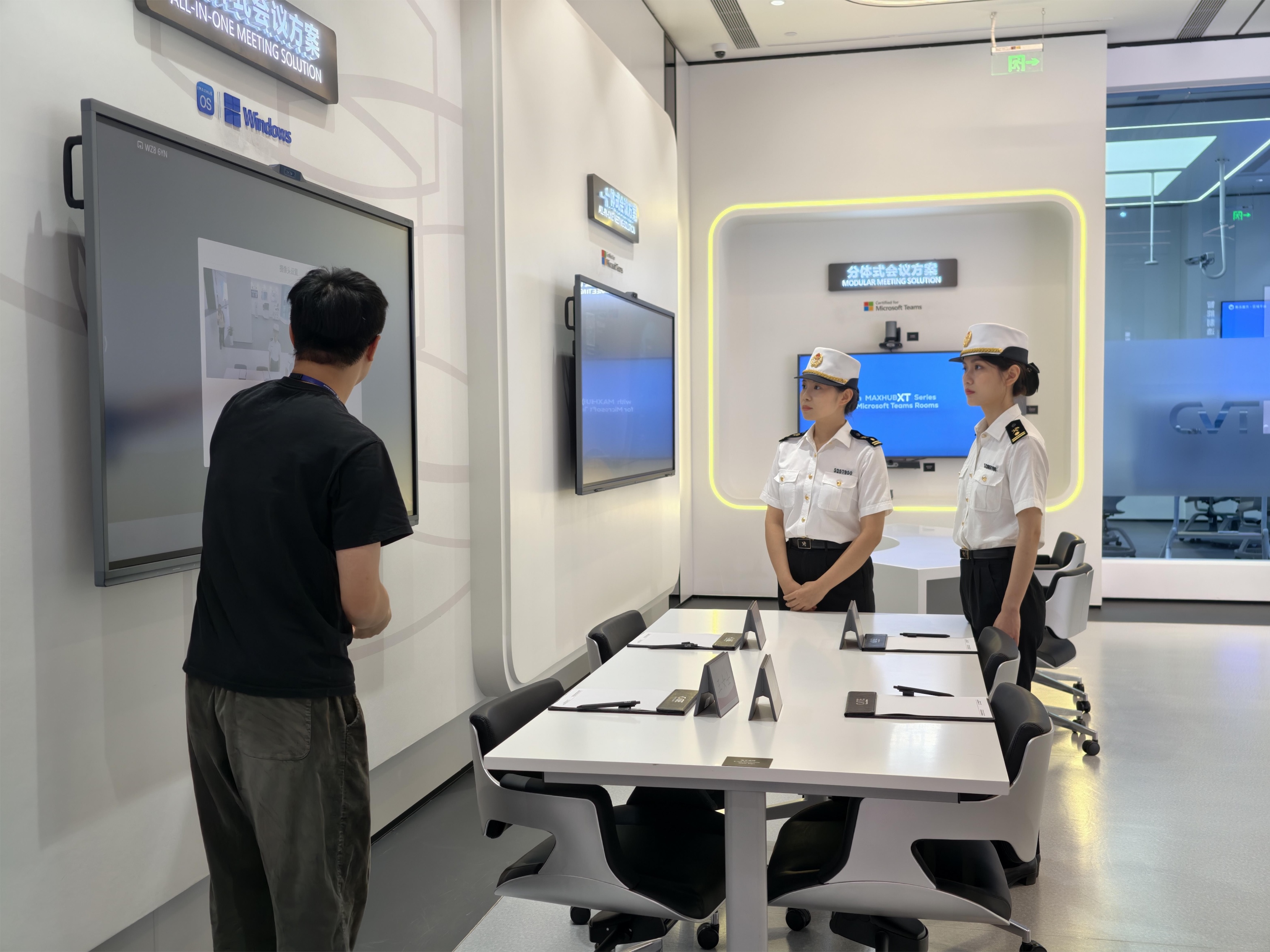 粉東海關(guān)關(guān)員到民營企業(yè)調(diào)研 陳志軍攝.jpg