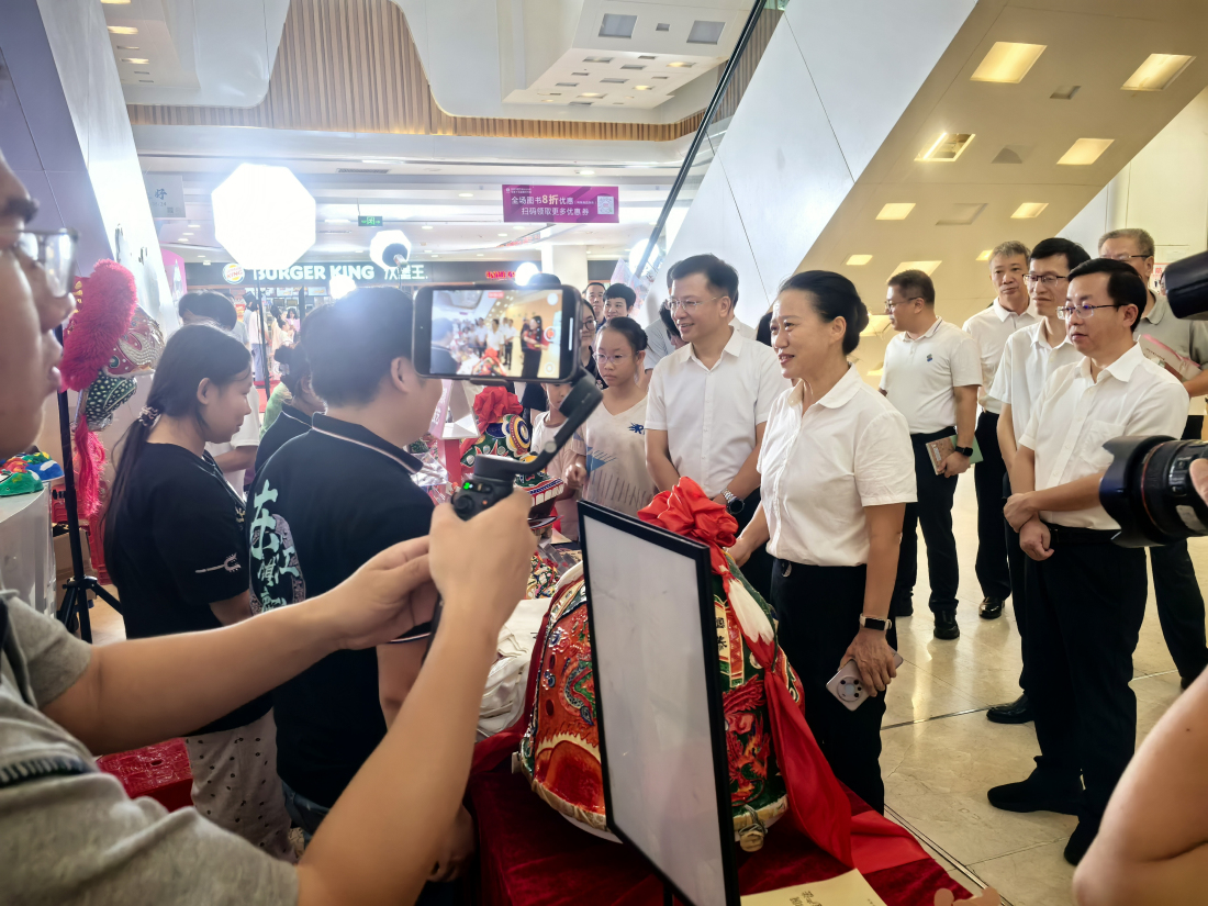 2、領導在惠州書展非遺區(qū)巡展.jpg