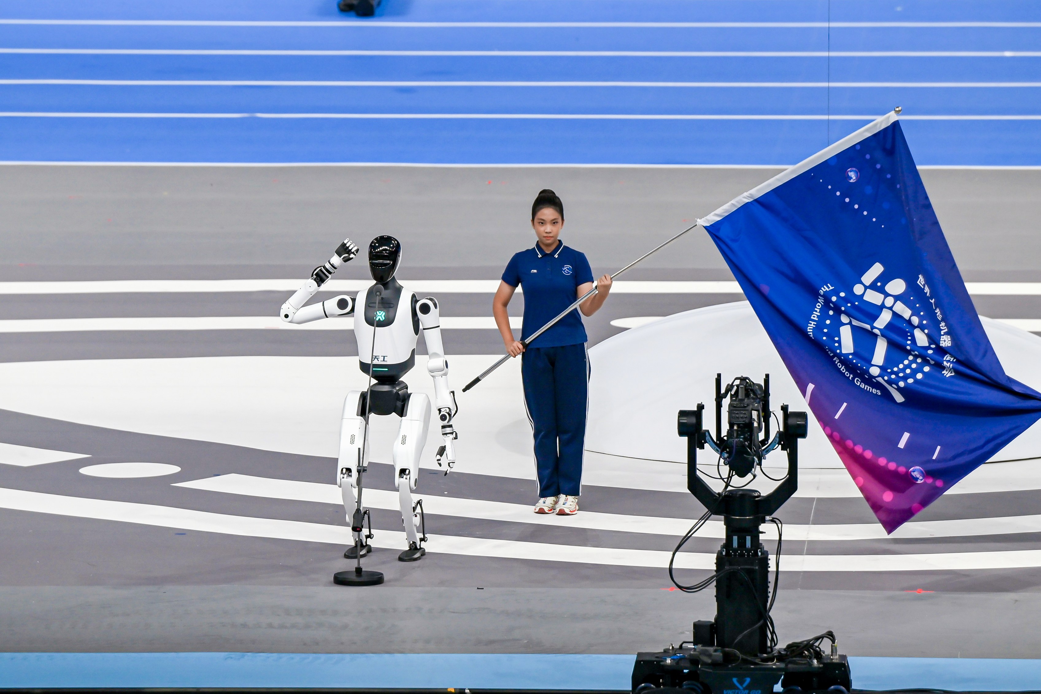 圖片4：機(jī)器人運(yùn)動員代表宣誓.jpg