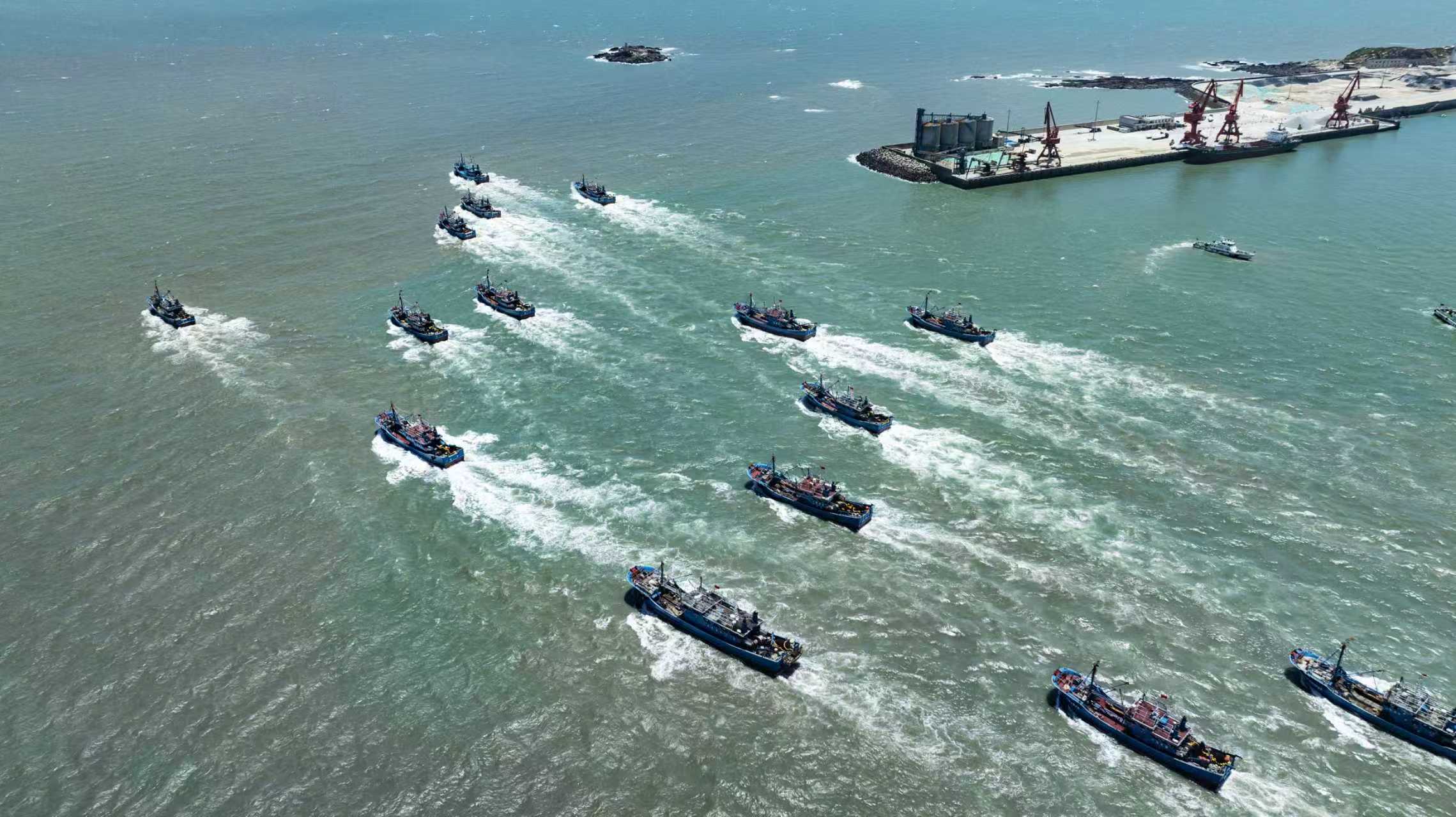 400 多艘漁船從碼頭揚(yáng)帆有序起航.jpg