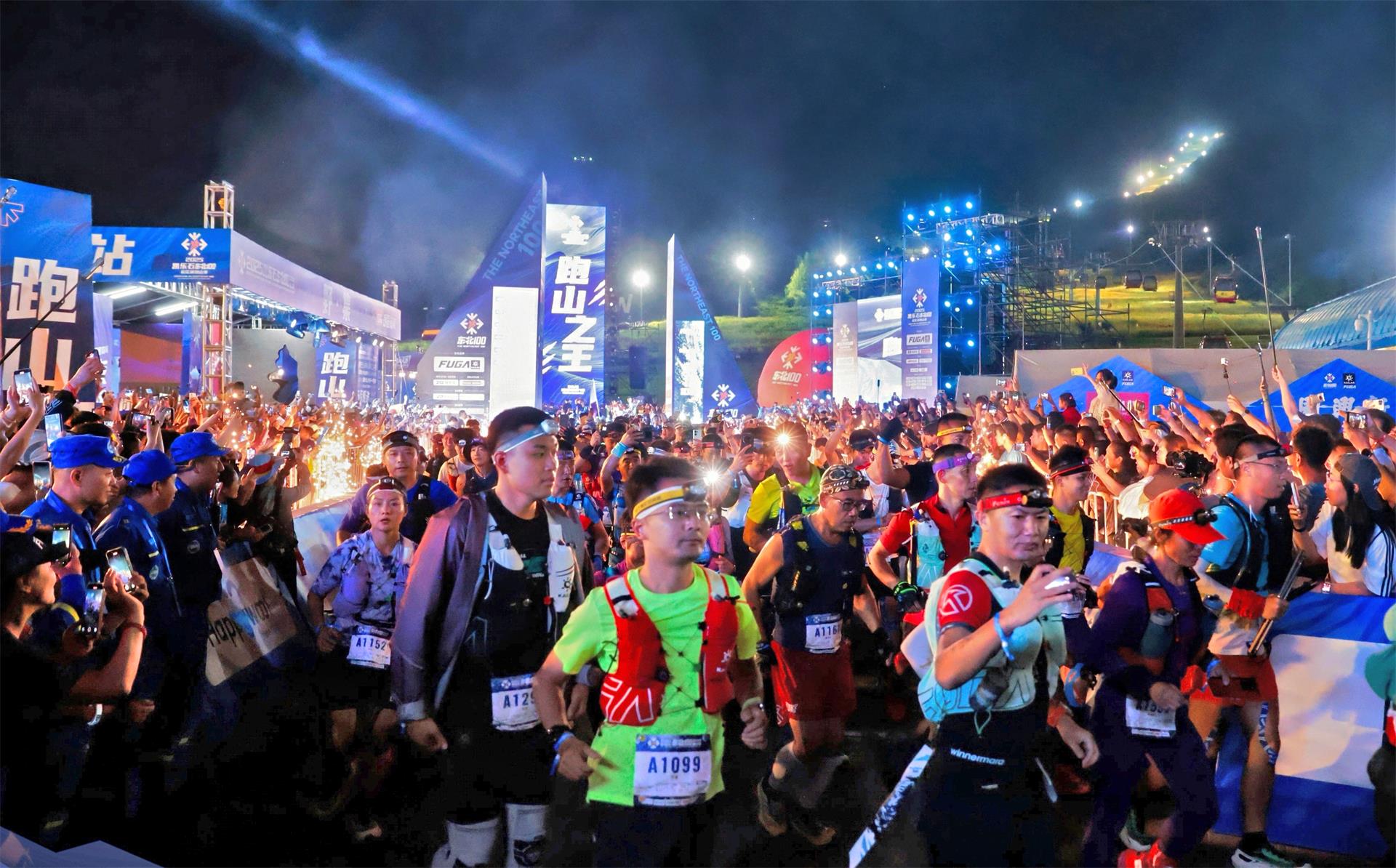 圖說二：當(dāng)晚8時(shí)，100公里組別鳴槍開跑.jpg