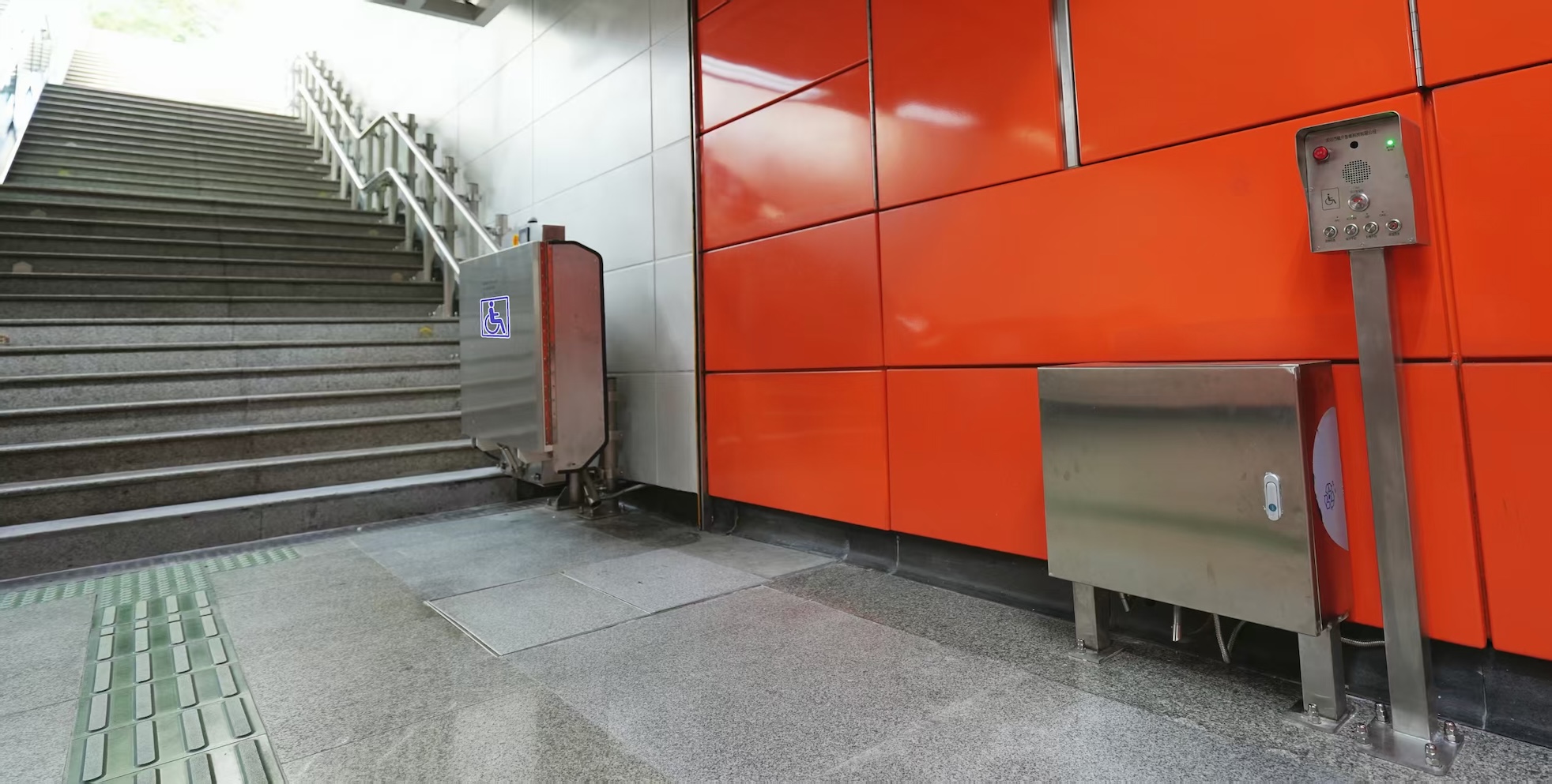 林和西增設(shè)殘疾人牽引梯 謝良攝.jpg