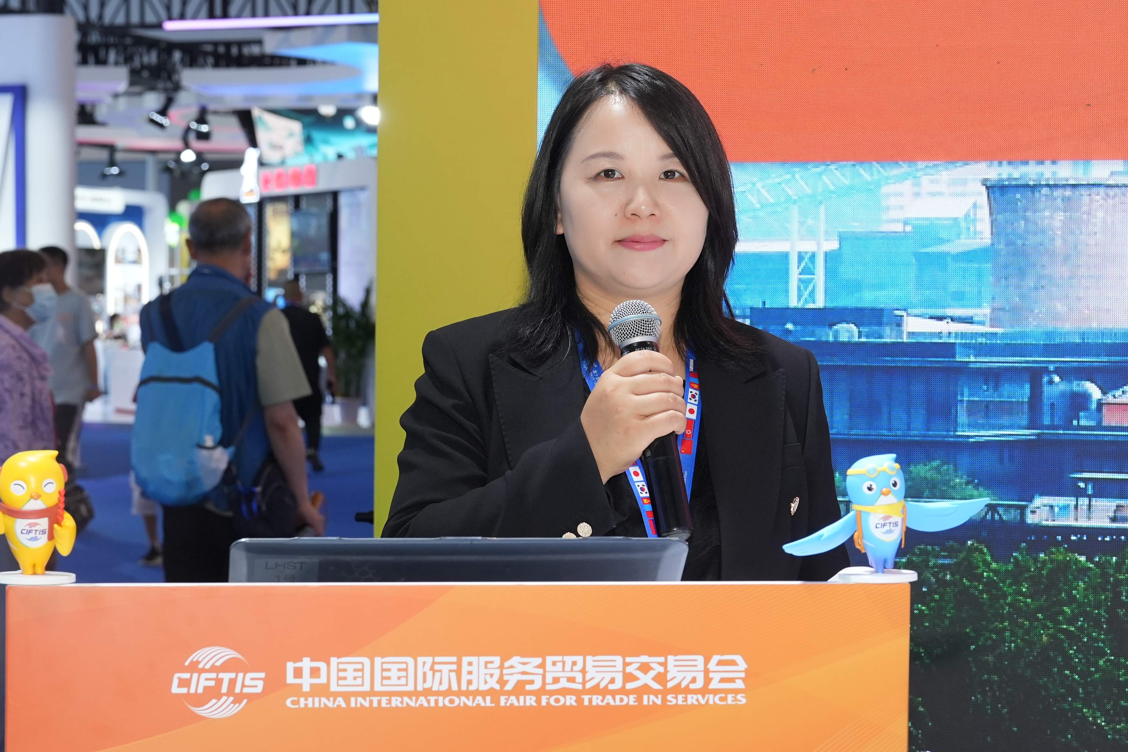 圖片2：首都會(huì)展集團(tuán)主承辦業(yè)務(wù)部項(xiàng)目總監(jiān)楊慧詳細(xì)推介了2025年服貿(mào)會(huì)最新籌辦進(jìn)展.jpg