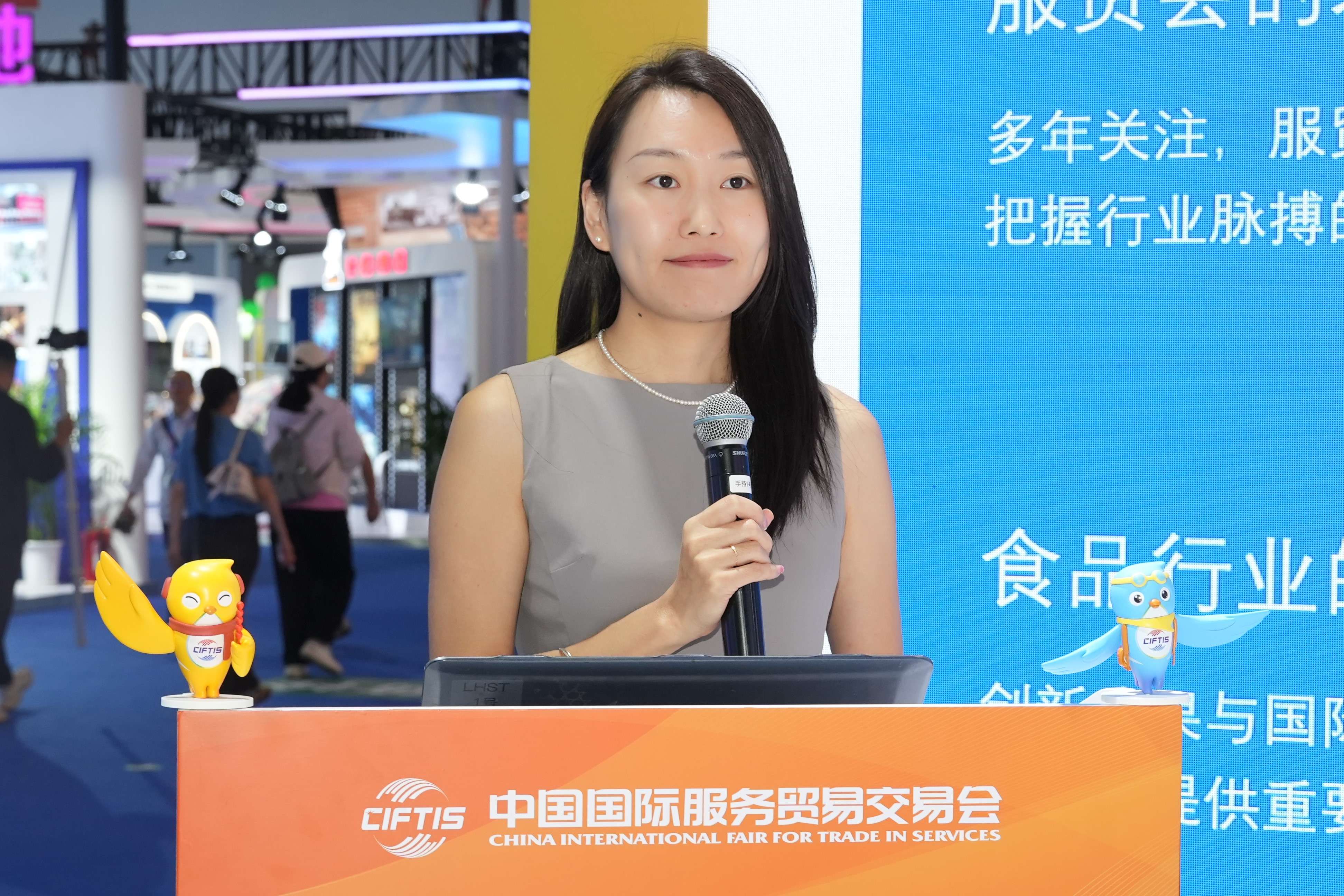 圖片3 北京豐收國際貿(mào)易有限公司副總經(jīng)理衣月以“深耕貿(mào)易沃土，共築合作新篇”為主題展開分享.jpg